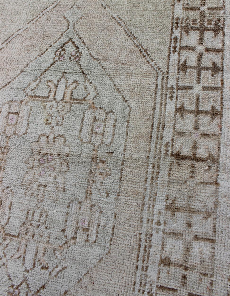 Oushak Vintage Rug from Turkey with Layered Medallion in Tan & Taupe In Good Condition In Atlanta, GA