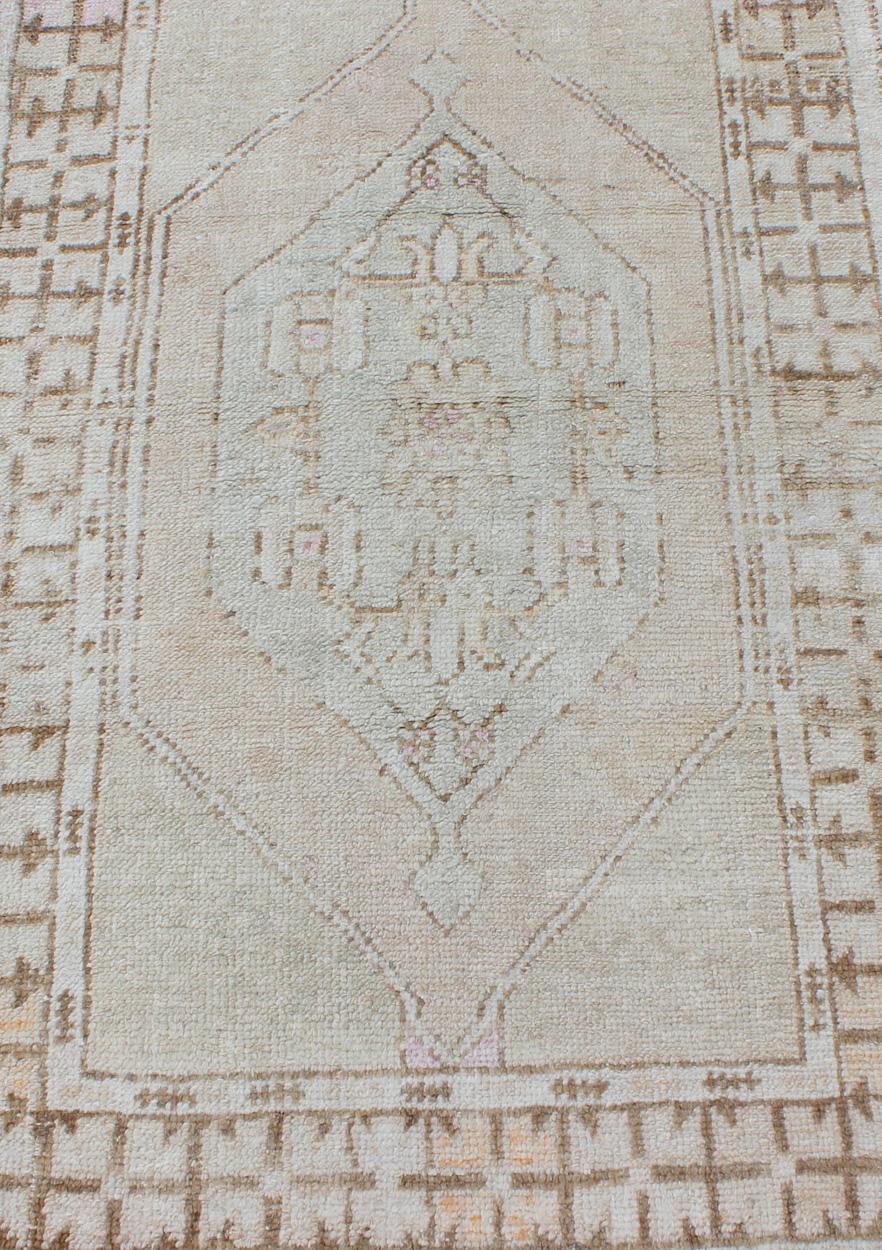 20th Century Oushak Vintage Rug from Turkey with Layered Medallion in Tan & Taupe