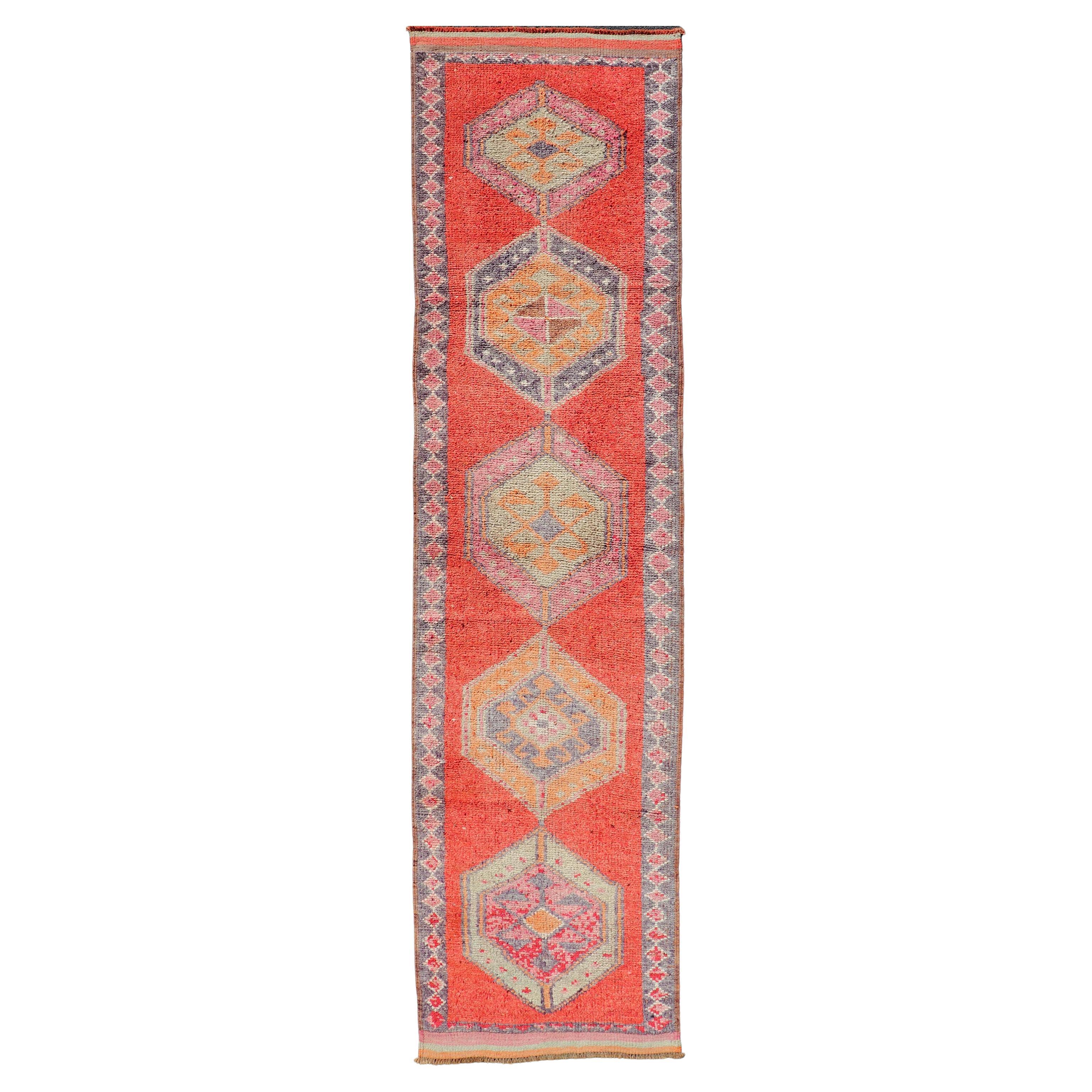 Tapis de couloir turc vintage Oushak avec motif géométrique en médaillon rouge orangé