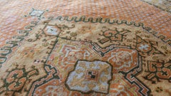 Oushak con campo arrugginito e toni banana, chartreuse e blu tenue c.1915