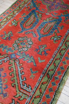 Oushak con campo rojo cereza, azul pálido y aciano, tonos verde lima c.1910