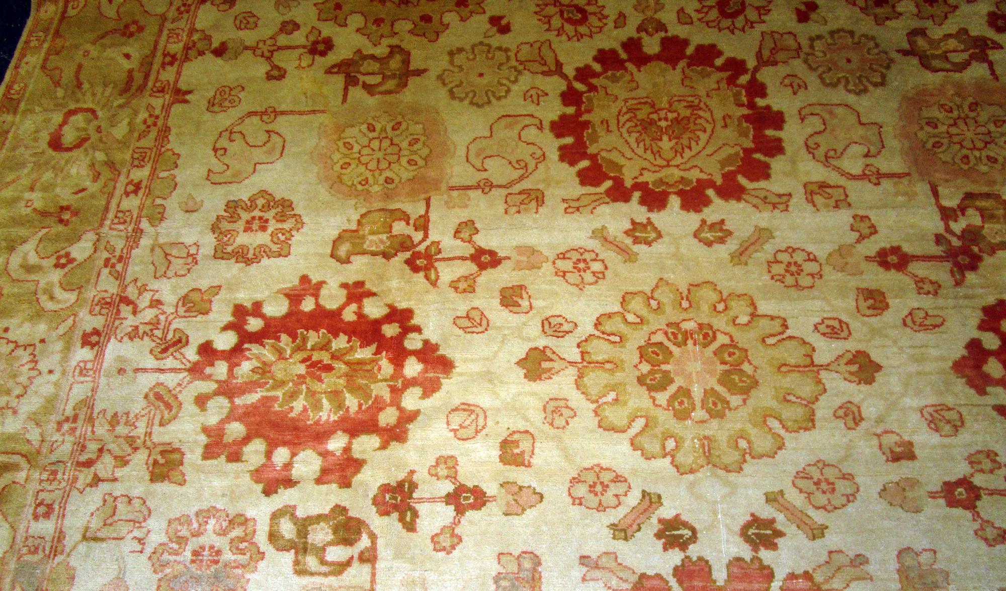 Oushak Wool Pile Antique Turkish Rug Large Size In Good Condition For Sale In Savannah, GA