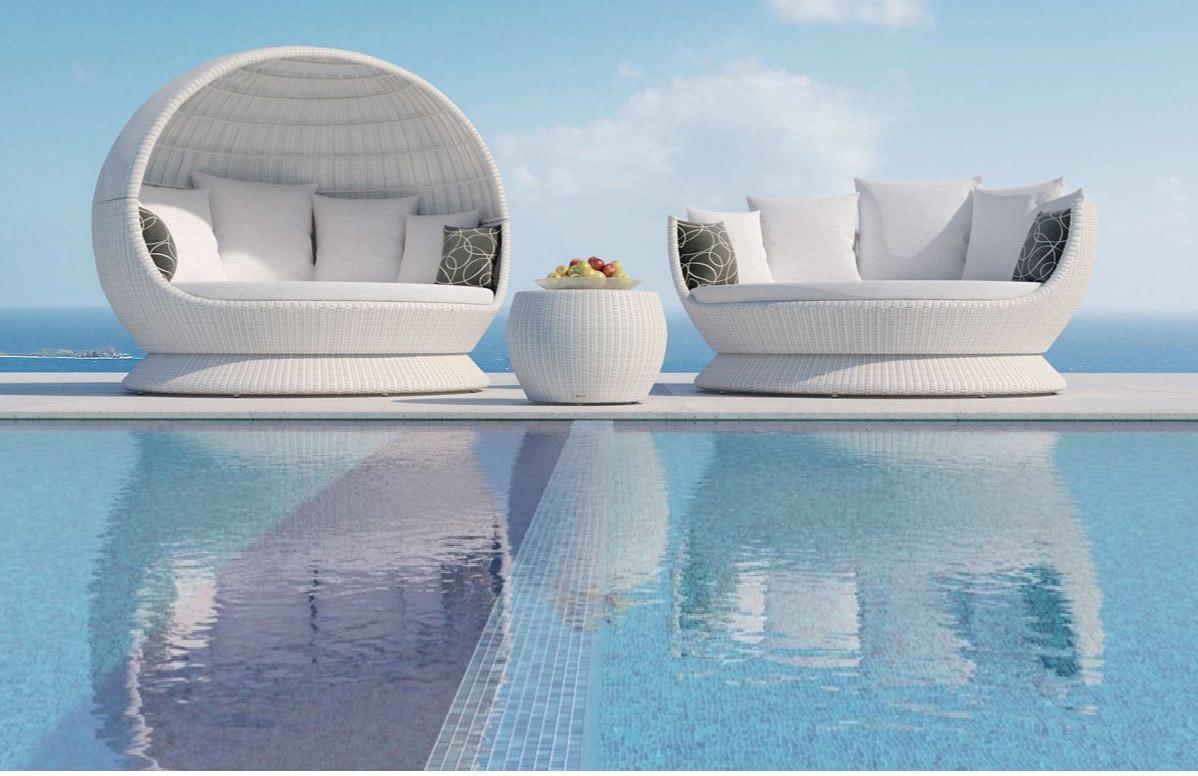 Modern Outdoor 3-Seater Sofa with Seashell White Wicker Structure For Sale