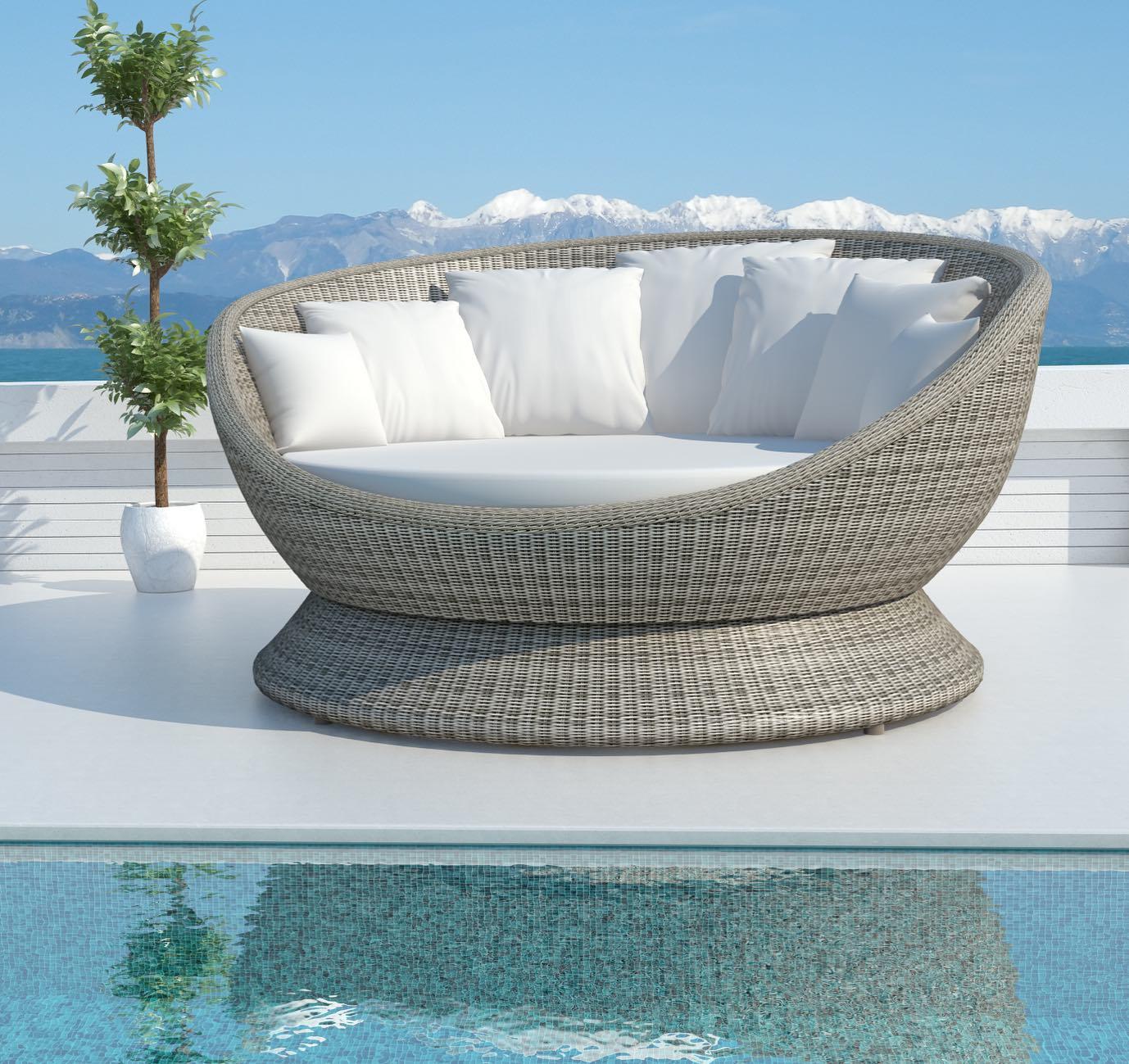 Asian Outdoor 3-Seater Sofa with Seashell White Wicker Structure For Sale