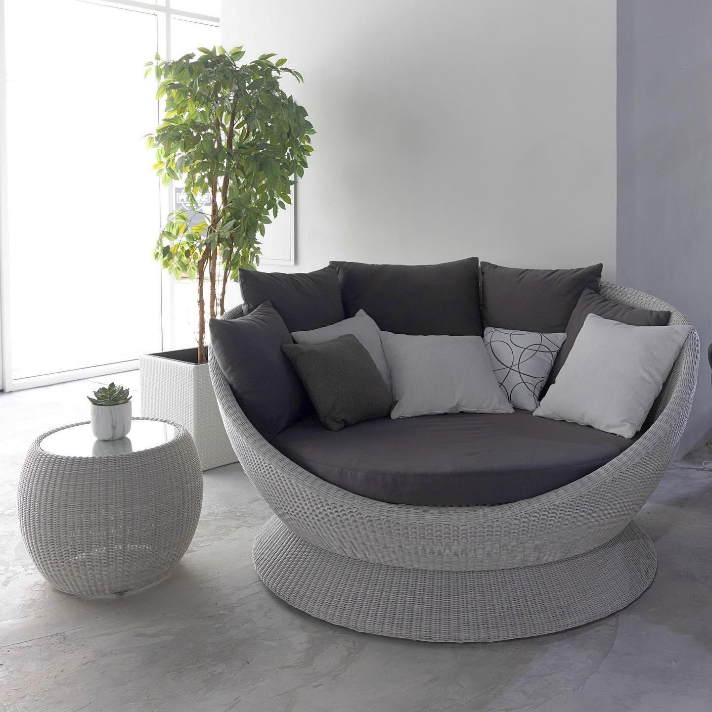 Contemporary Outdoor 3-Seater Sofa with Seashell White Wicker Structure For Sale