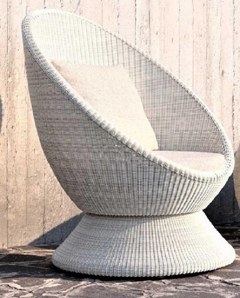Asian Outdoor 360° Rotating Lounge Chair in Seashell Wicker For Sale