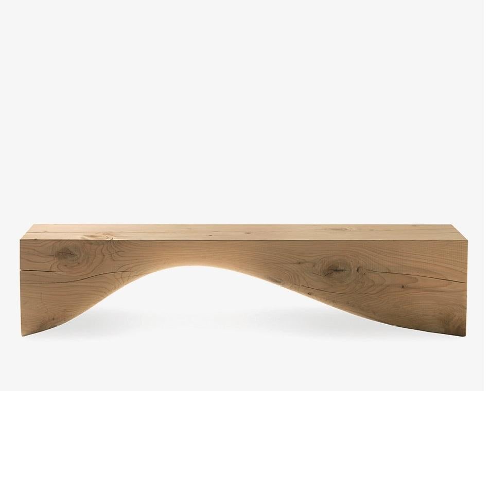 Tavolo da pranzo in legno di cedro per esterni con cinque sgabelli e una panca in legno di cedro massiccio in vendita 2