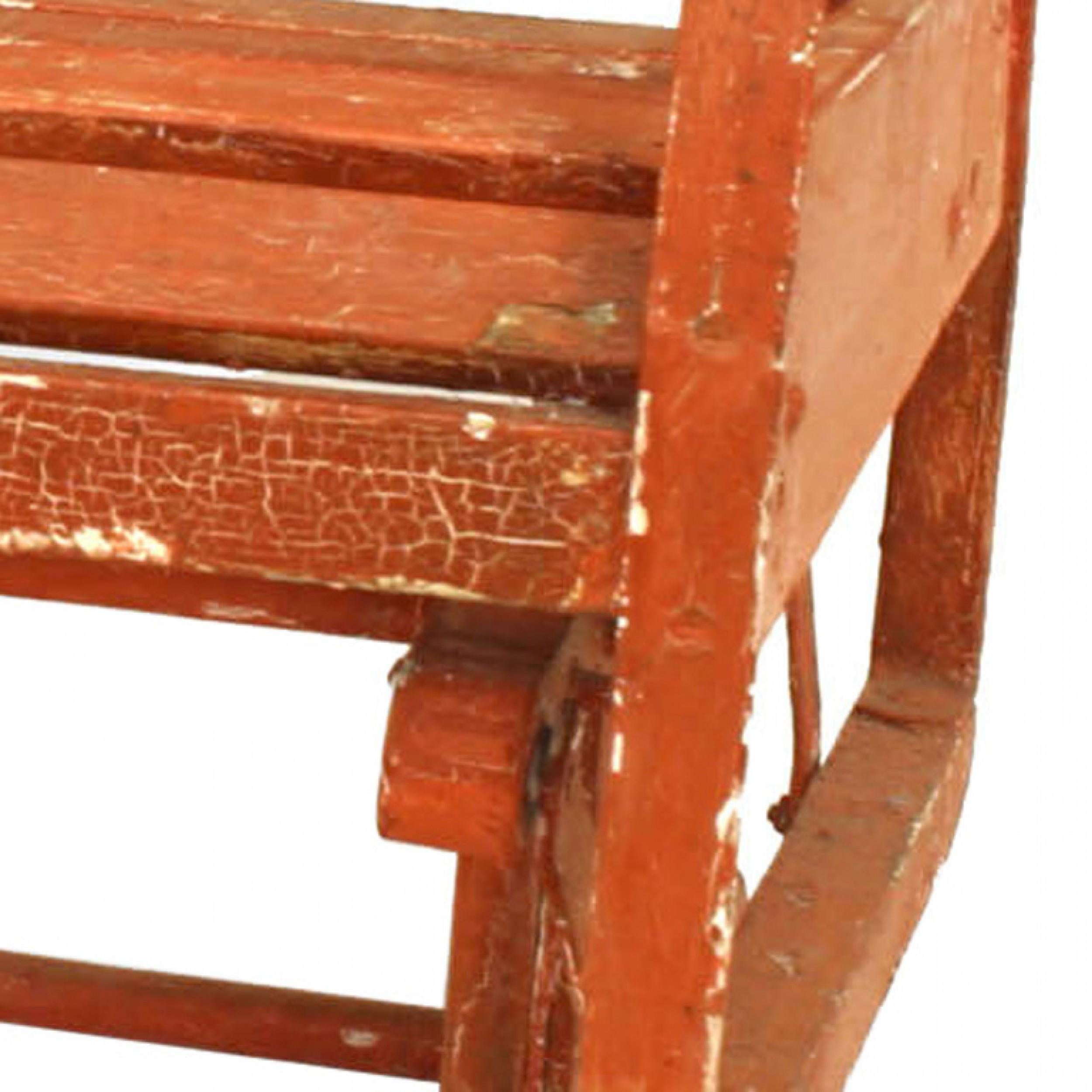 Sillón de dos plazas pintado de estilo victoriano americano para exteriores, con asiento y respaldo de listones. (Siglo XX)