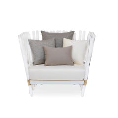 Moderne Outdoor-Sitze mit goldenen Details und wasserfesten Stoffen