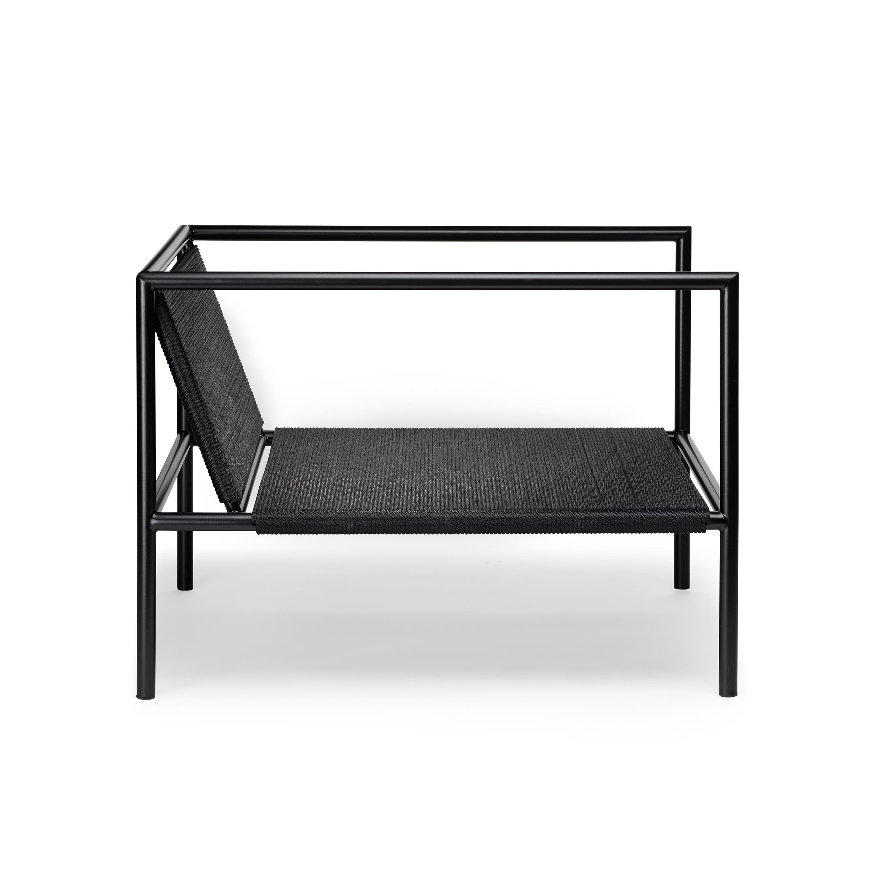 Ten10 1.2.3 Serie Outdoor-Sessel aus halbglänzend schwarz pulverbeschichtetem Edelstahl, Nylonschnur in schwarz oder weiß und 4