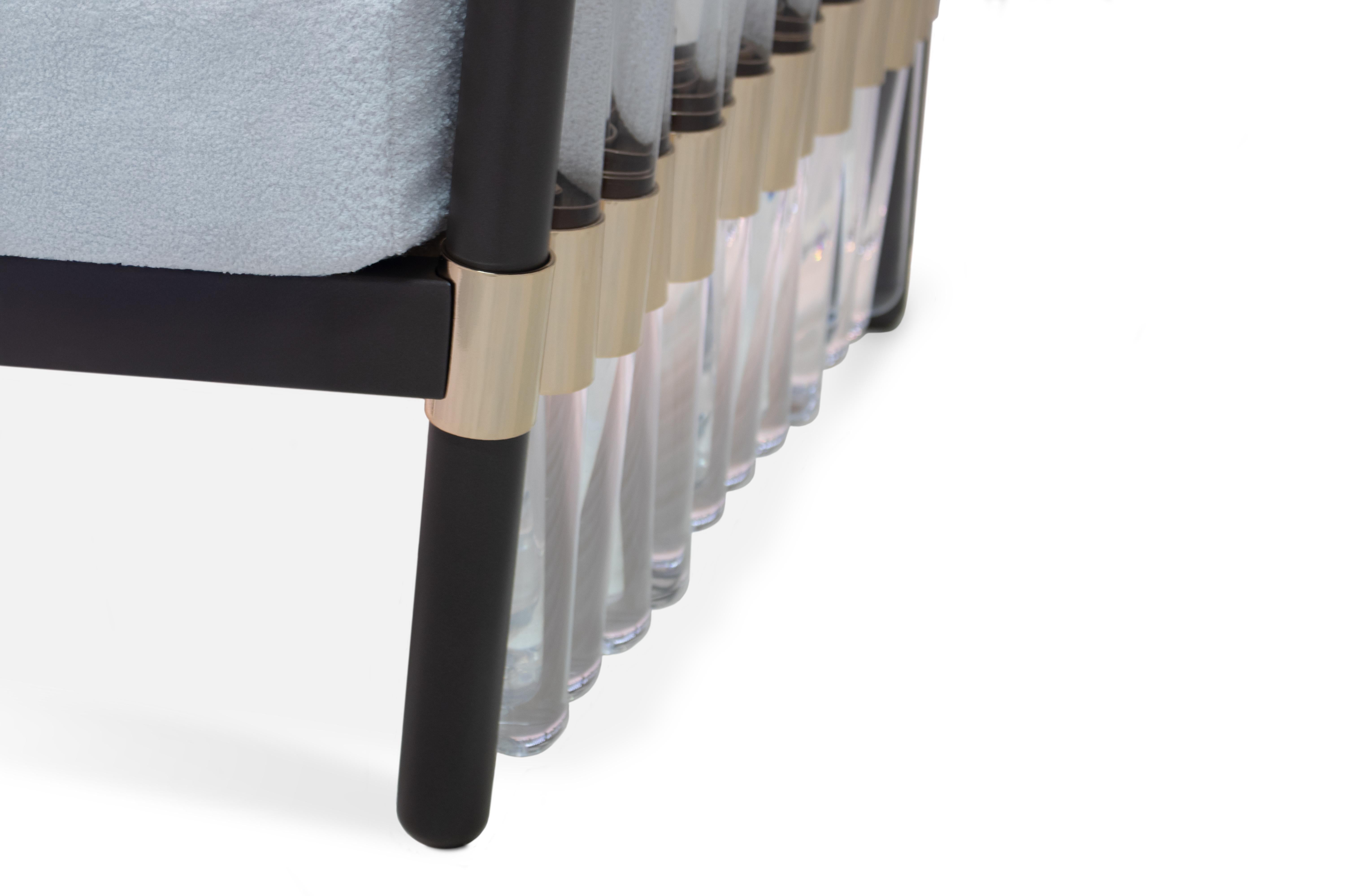 Plaqué or Fauteuil moderne avec détails métalliques dorés  pour l'extérieur en vente