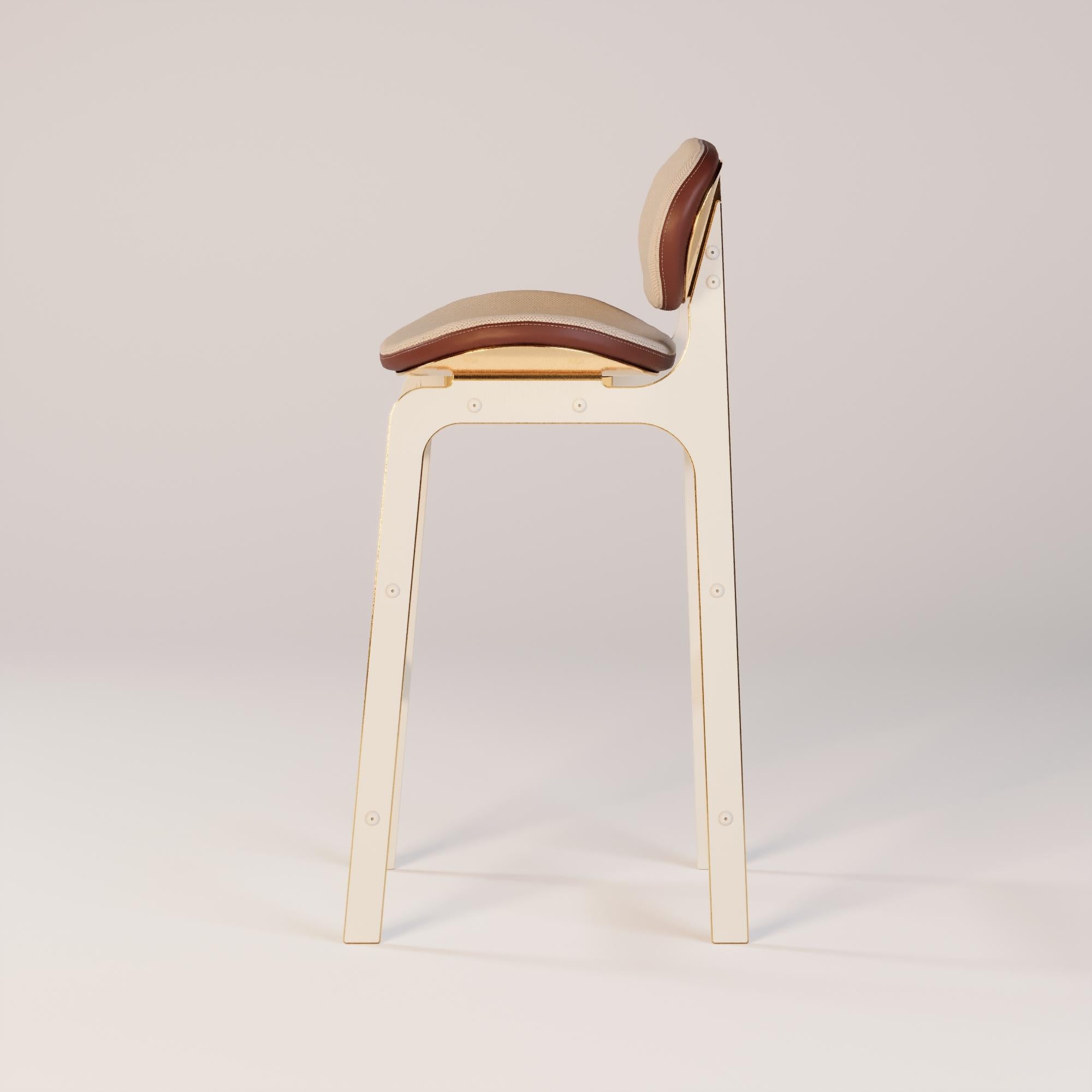 Orizon Barstuhl

Mit seinen sanften Kurven, die der Bewegung des Lichts folgen, hebt sich dieser Barstuhl von den Beinen aus Metallblech ab, die den ganzen Tag über subtile Reflexionen einfangen. Ergonomischer Sitz und Rückenlehne sorgen für