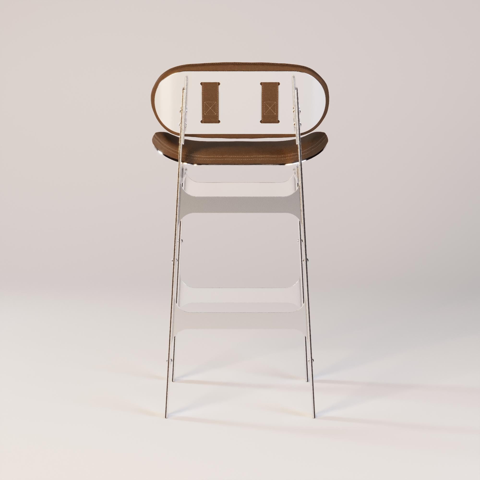 Orizon Barstuhl

Mit seinen sanften Kurven, die der Bewegung des Lichts folgen, hebt sich dieser Barstuhl von den Beinen aus Metallblech ab, die den ganzen Tag über subtile Reflexionen einfangen. Ergonomischer Sitz und Rückenlehne sorgen für