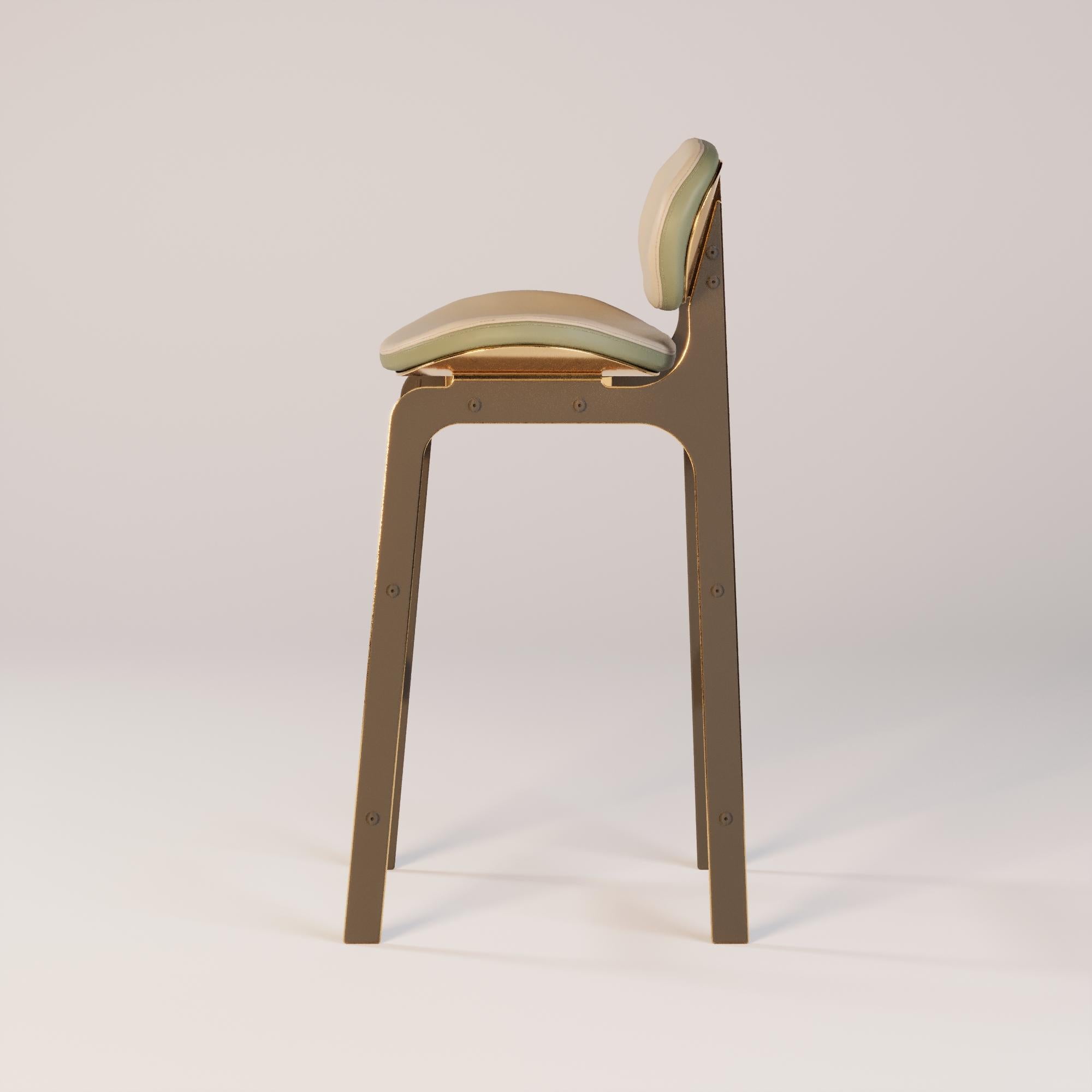 Sedia da bar Orizon

Con curve morbide che seguono il movimento della luce, questa sedia da bar si distingue per le gambe in lamiera che catturano sottili riflessi durante il giorno. La seduta e lo schienale ergonomici garantiscono un comfort