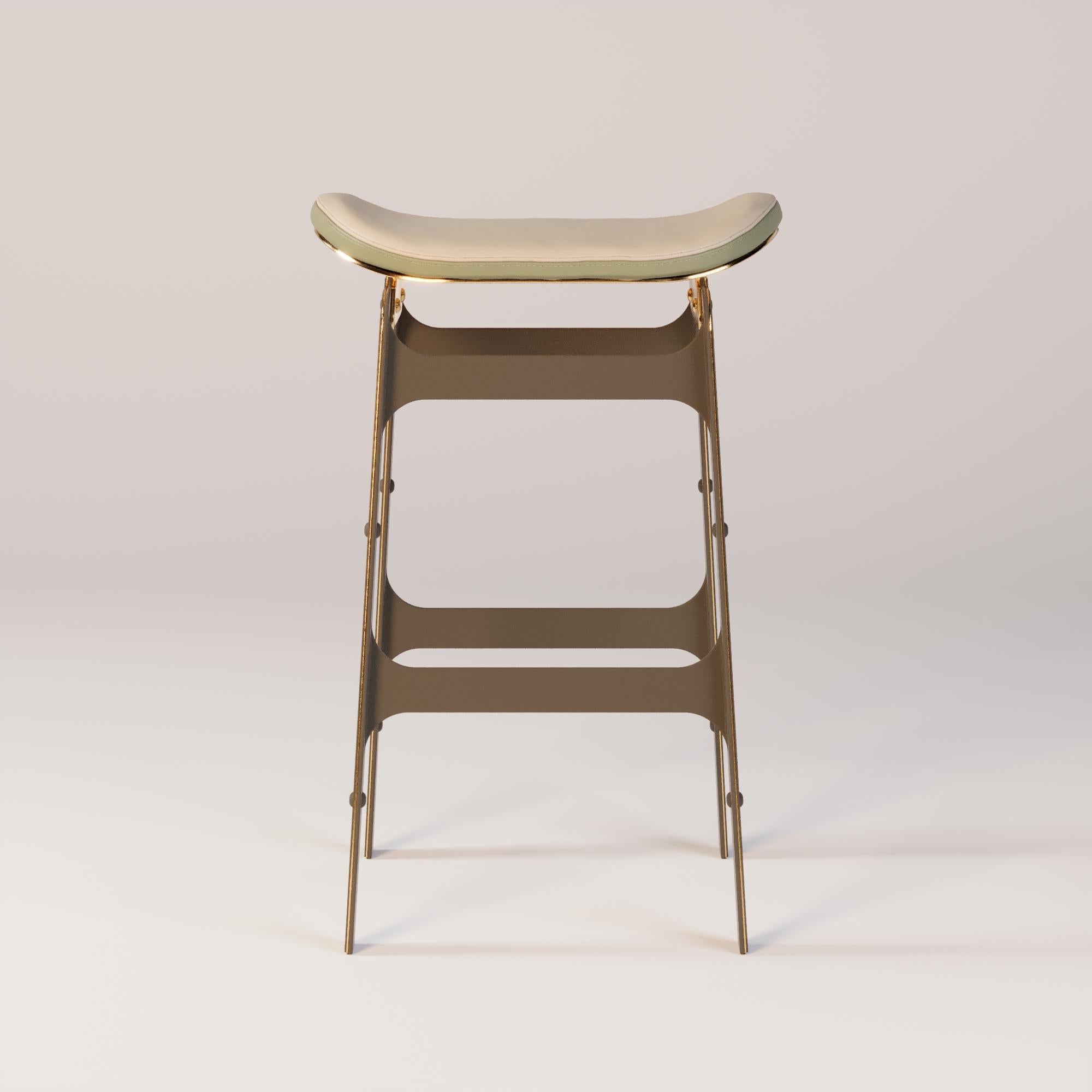 Sgabello da bar Orizon

Con linee pulite e morbide che giocano con la luce naturale, questo sgabello da bar è dotato di gambe in metallo che catturano sottili riflessi durante il giorno. Progettato per garantire comfort e durata, trasforma ogni