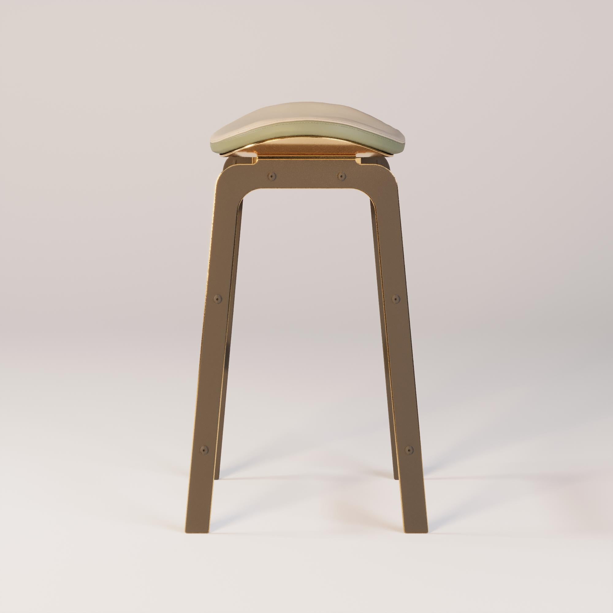 Moderno Sgabello da bar per esterni con rivestimento in pelle in vendita