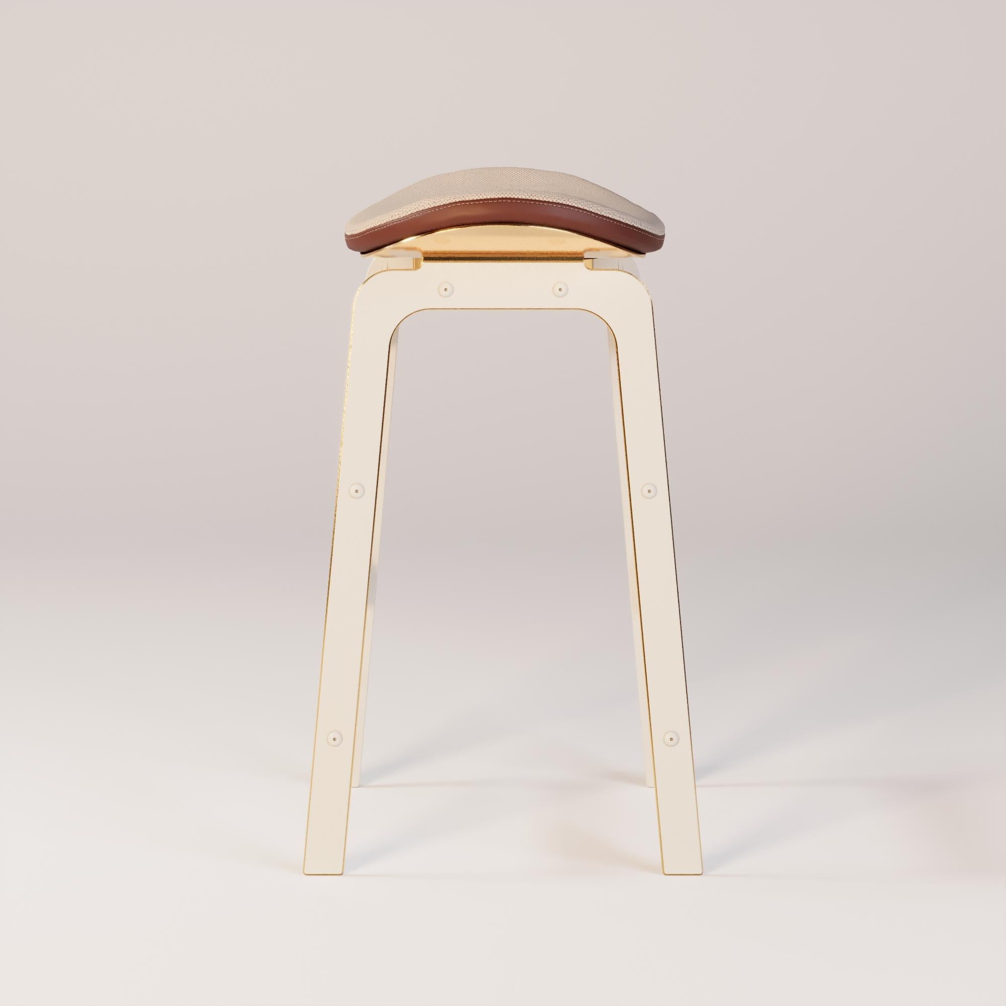 Sgabello da bar Orizon

Con linee pulite e morbide che giocano con la luce naturale, questo sgabello da bar è dotato di gambe in metallo che catturano sottili riflessi durante il giorno. Progettato per garantire comfort e durata, trasforma ogni