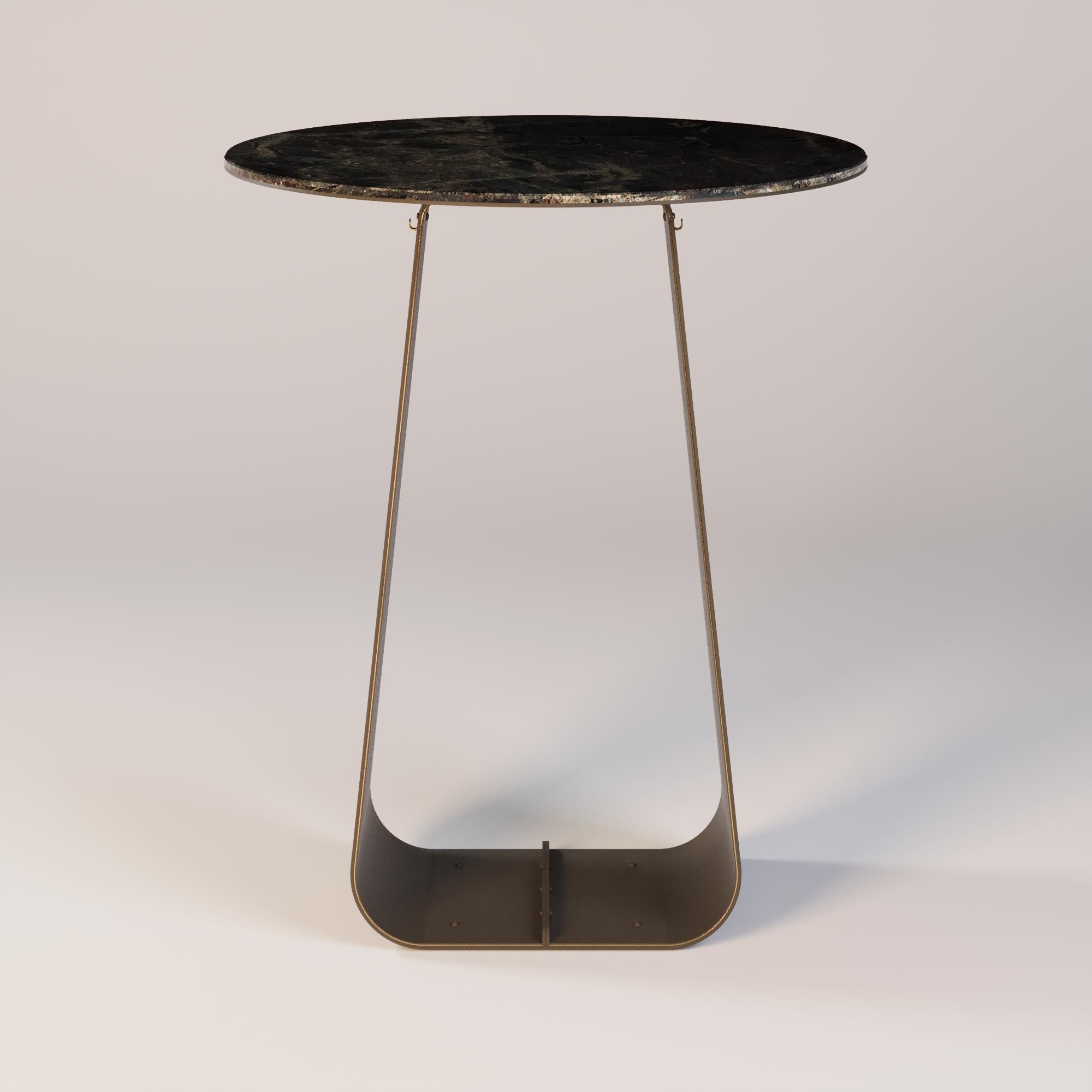 Tavolo da bar Orizon

Un tavolo da bar in cui la luce abbraccia il design funzionale. Il piano rotondo in marmo rivela texture uniche, mentre il portamonete combina comfort e praticità. Le gambe in acciaio inossidabile, con sottili dettagli