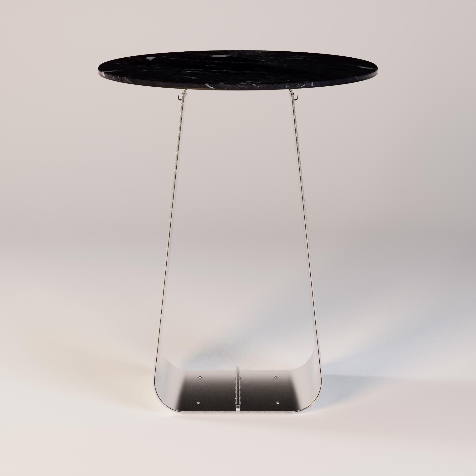 Mesa de bar Orizon

Una mesa de bar donde la luz abraza el diseño funcional. La encimera redonda de mármol revela texturas únicas, mientras que el portamonedas combina comodidad y practicidad. Las patas de acero inoxidable, con sutiles detalles