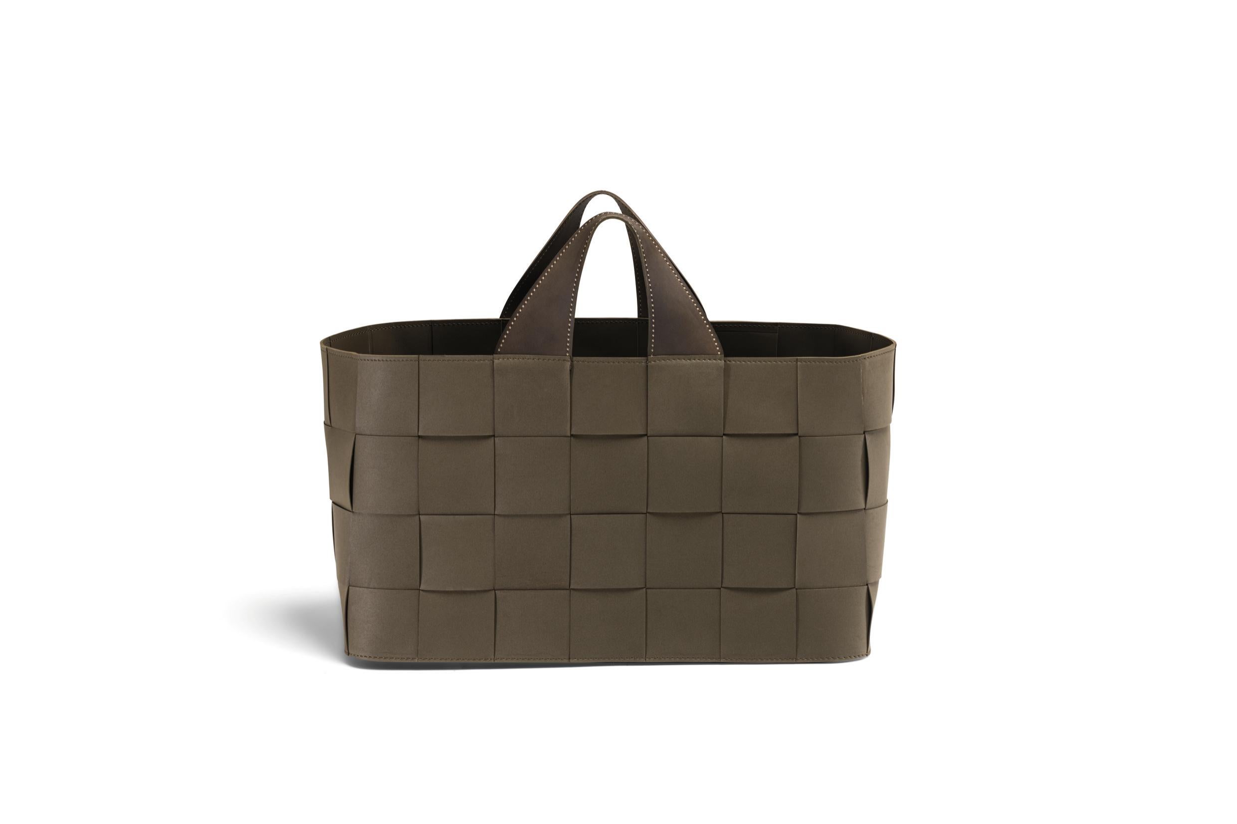 Outdoor Basket Olive Green Molteni&C by Vincent van Duysen Design

The Boulogne baskets capture the essence of the Outdoor Molteni&C collection in an elegant outdoor accessory, perfect for storing towels, cushions, or children's water toys by the