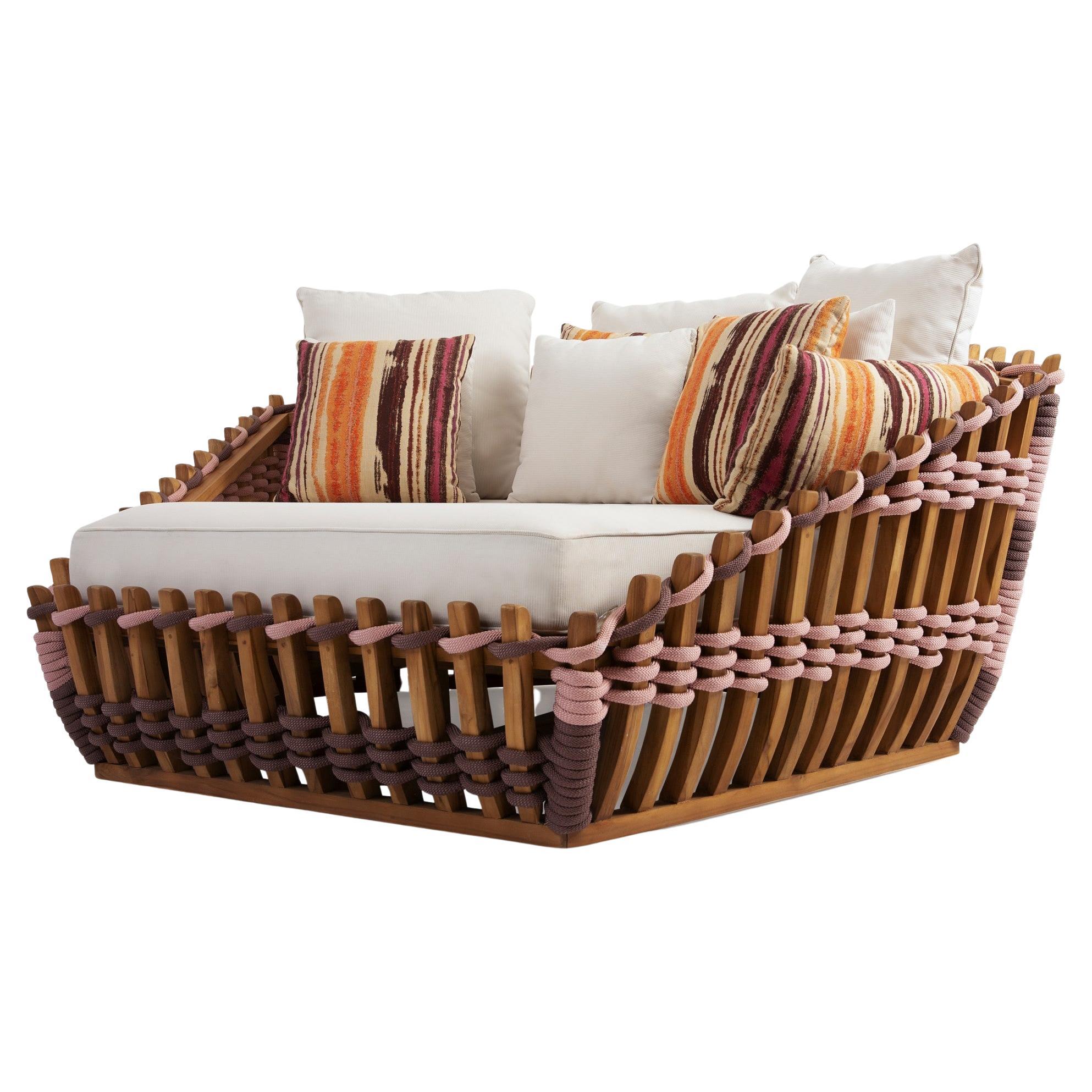 Tagesbett im Korbstil mit massivem Teakholzrahmen und Seildetails im Angebot