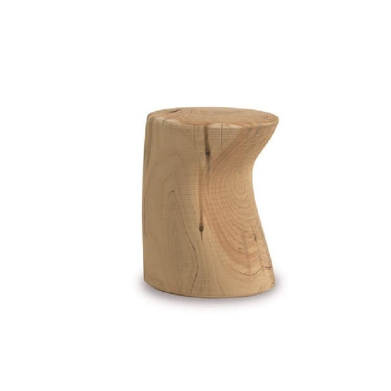 Outdoor & Badezimmer Hocker aus einem Block duftenden Zedernholz geschnitzt, 2er Set (Moderne) im Angebot