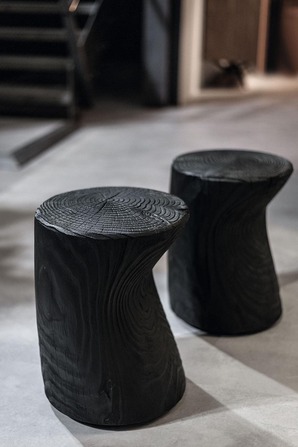 Outdoor & Badezimmer Hocker aus einem Block duftenden Zedernholz geschnitzt, 2er Set (Italienisch) im Angebot