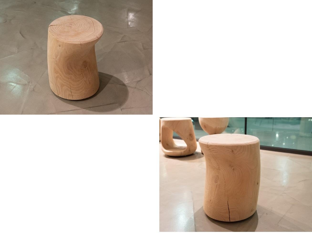 Outdoor & Badezimmer Hocker aus einem Block duftenden Zedernholz geschnitzt, 2er Set im Zustand „Neu“ im Angebot in NEW YORK, NY
