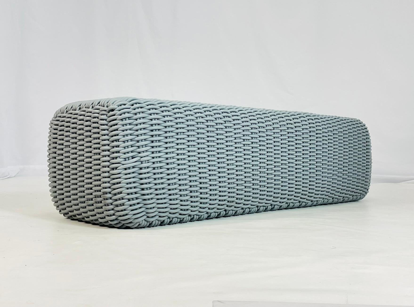 Ti presentiamo la panchina da esterno di Shore Furniture, London 21st Century. Questa panchina moderna ed elegante è l'aggiunta perfetta a qualsiasi spazio esterno. Tutti i mobili di Shore sono realizzati a mano con una combinazione di fibre