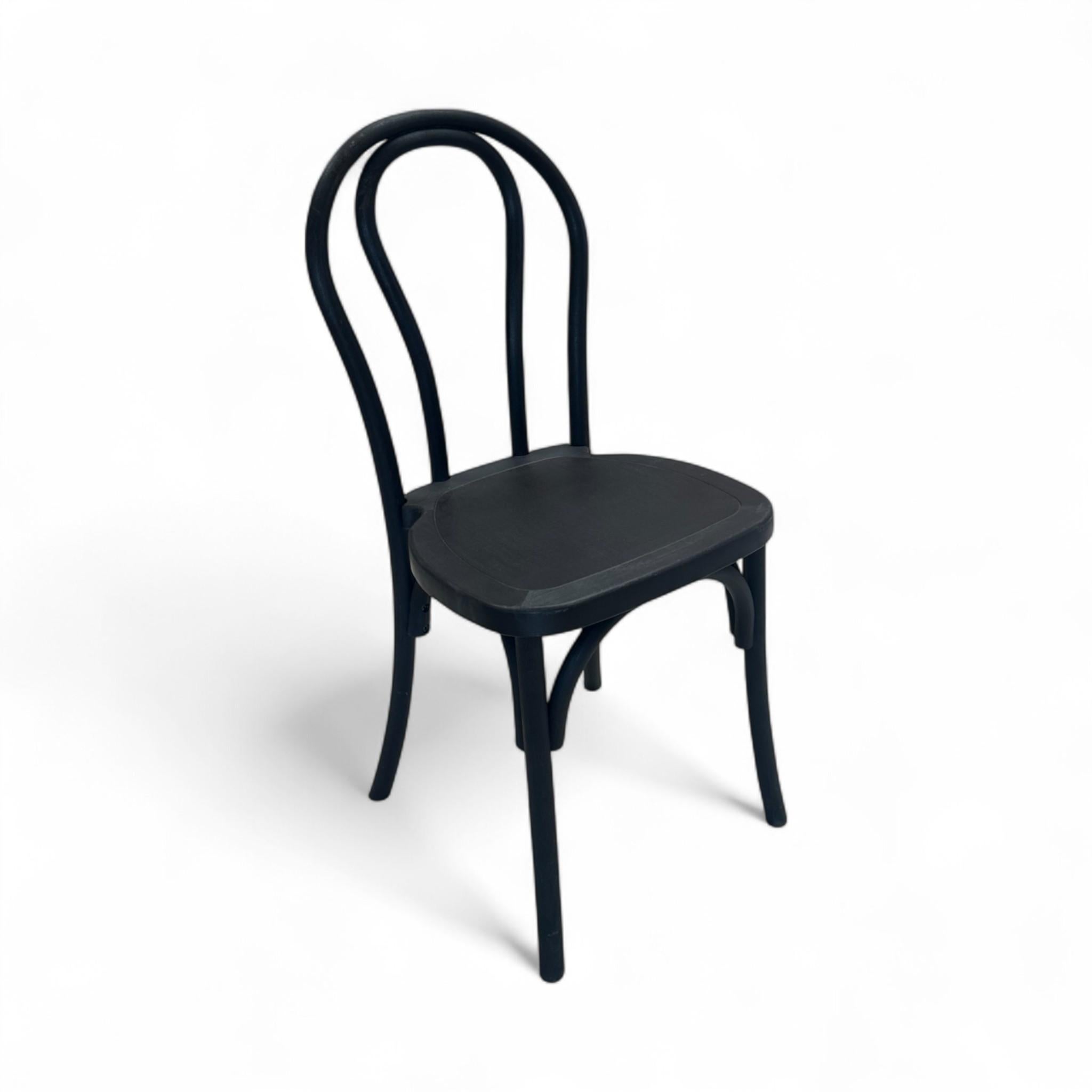 Diese für den Außenbereich geeignete Version des klassischen Bugholz-Café-Stuhls ist aus einem haltbaren, witterungsbeständigen MATERIAL mit mattschwarzer Oberfläche gefertigt. Seine skulpturale Silhouette bringt zeitlosen Charme auf Terrassen,