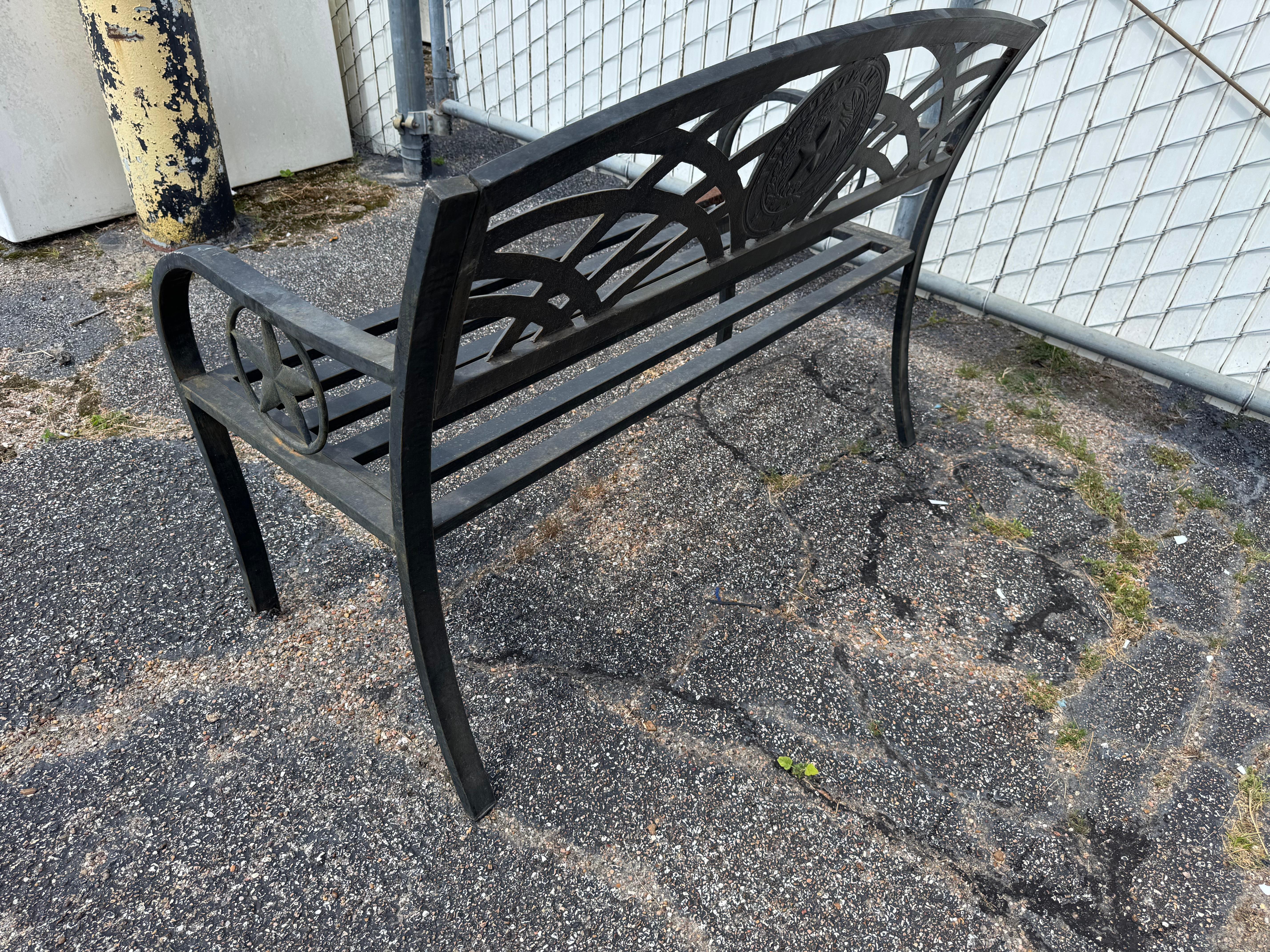 Americano Panchina da esterno in alluminio fuso con sigillo dello Stato del Texas in vendita