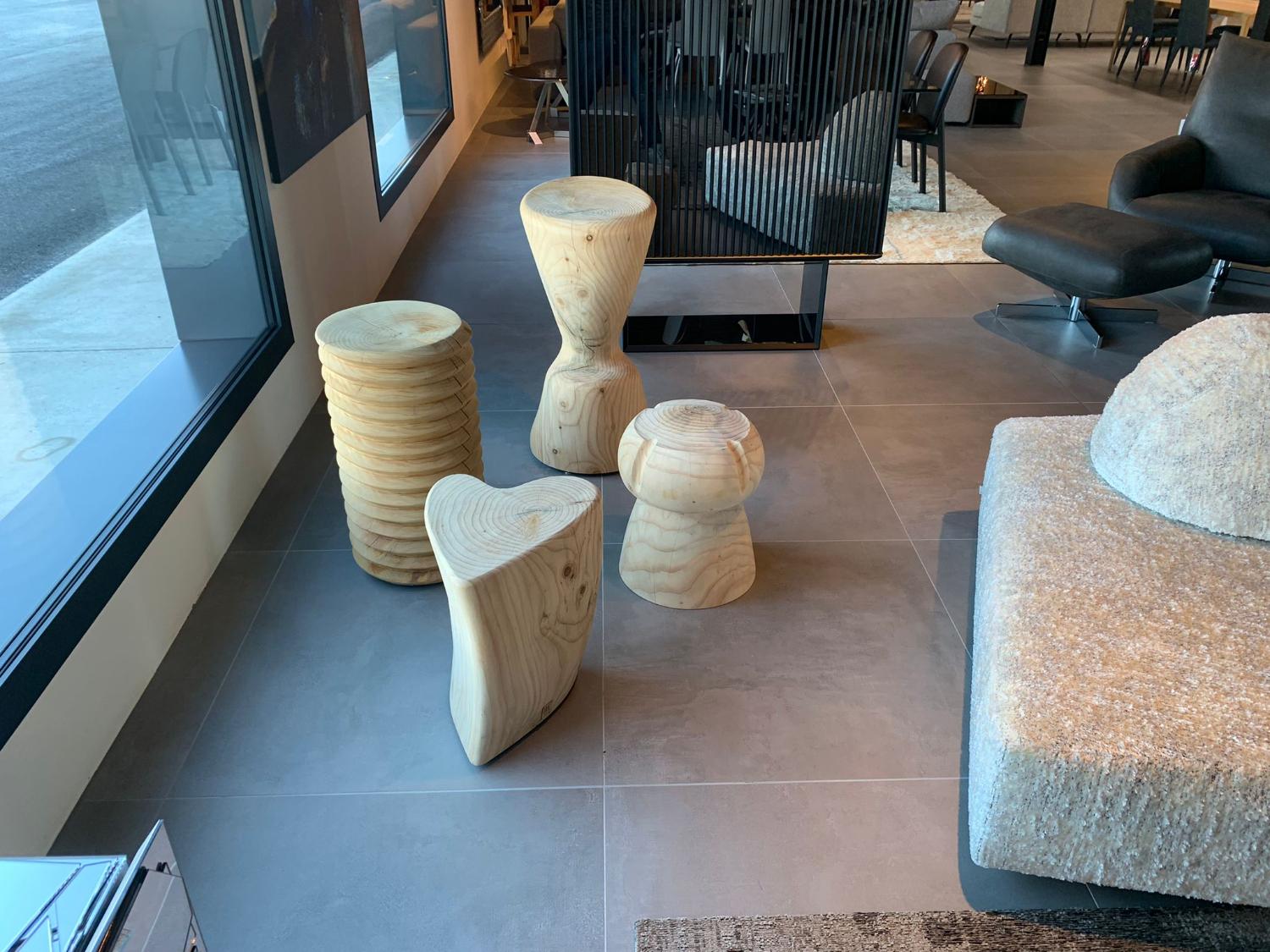 Sculpté à la main Tabouret de bar d'extérieur en cèdre sculpté dans un seul bloc de cèdre scénique en vente