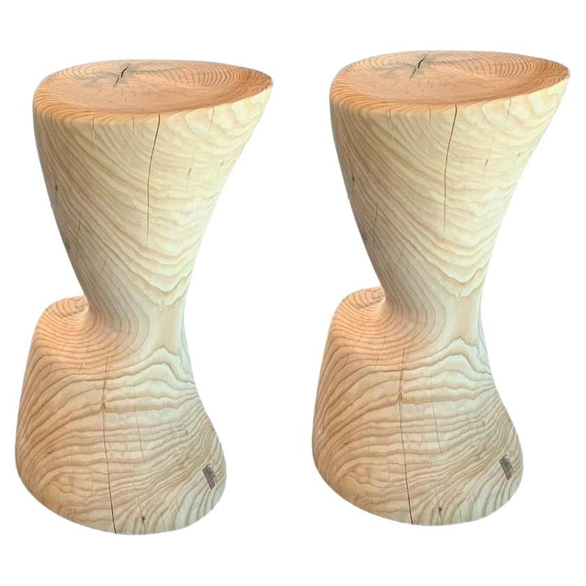 Taburete de madera de cedro para exterior tallado en un solo bloque de cedro perfumado