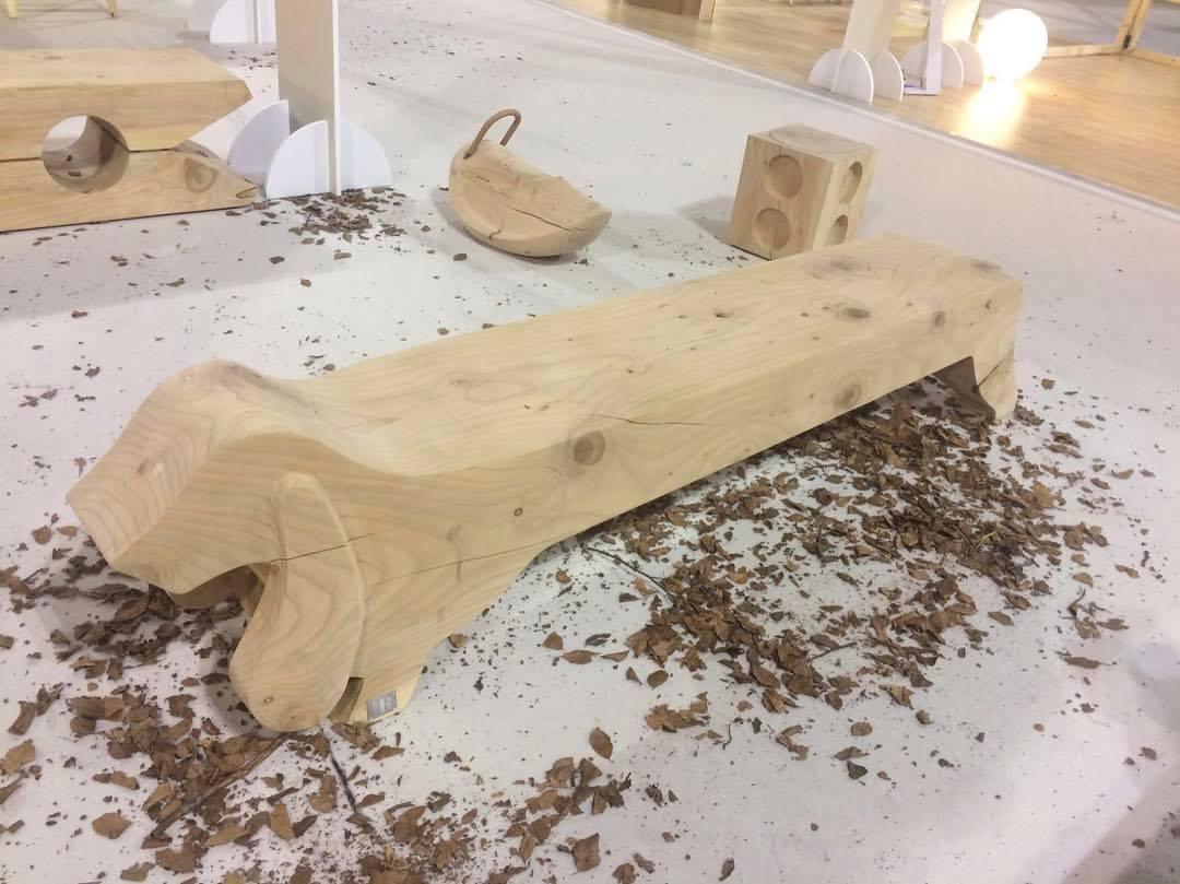 italien Banc de designer en bois de cèdre sculpté à partir d'un seul bloc de cèdre scénique en vente