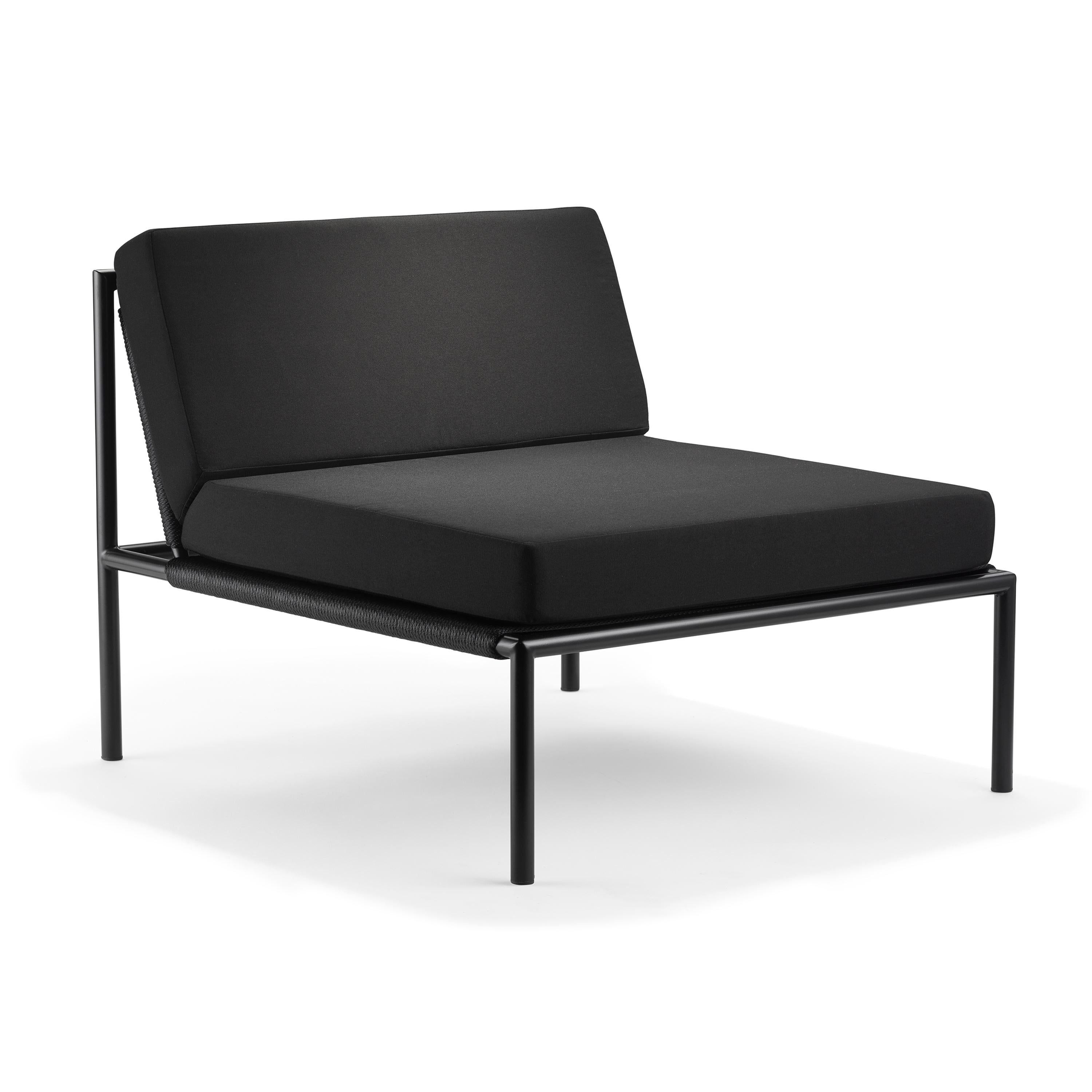 Chaise / sans bras de la série Ten10 1.2.3 en acier inoxydable revêtu de poudre noire semi-brillante, cordon en nylon noir ou blanc, et coussins d'assise et de dossier de 4