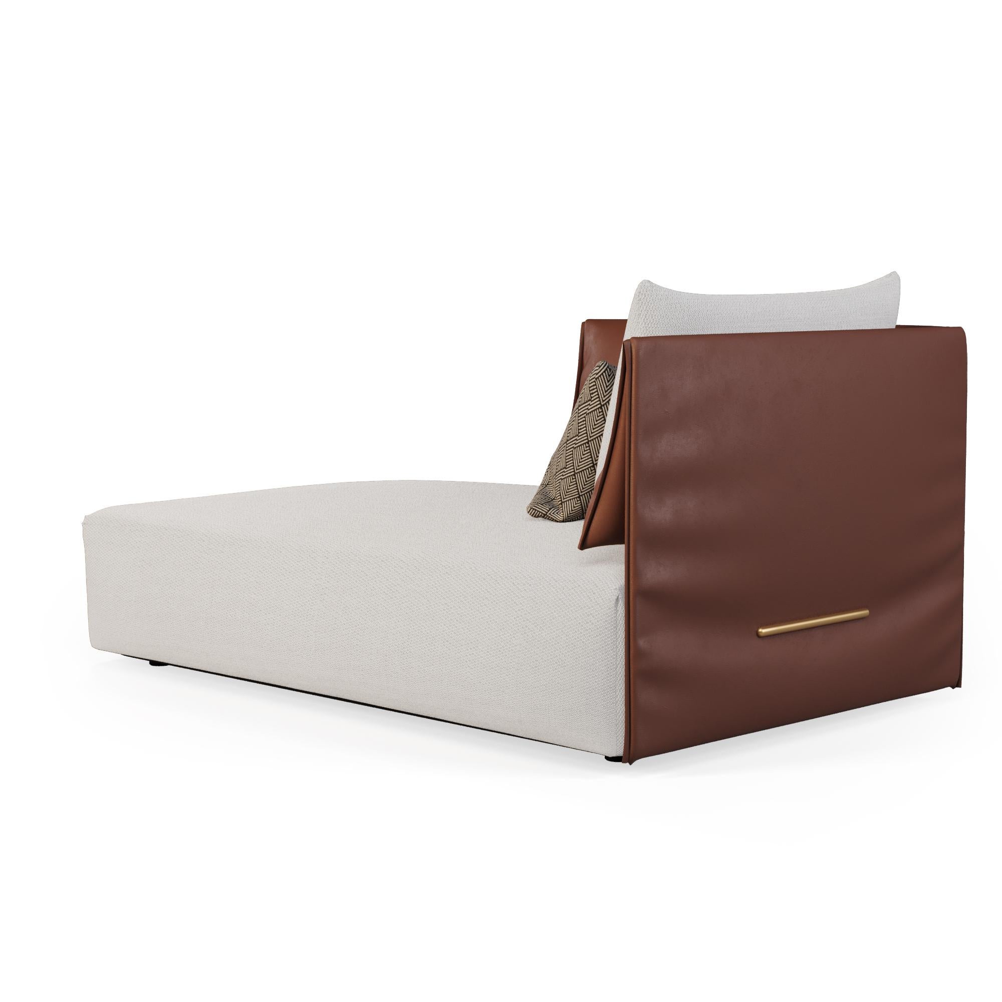 XXIe siècle et contemporain Chaise longue avec détails en cuir et coussins à motifs pour l'extérieur en vente