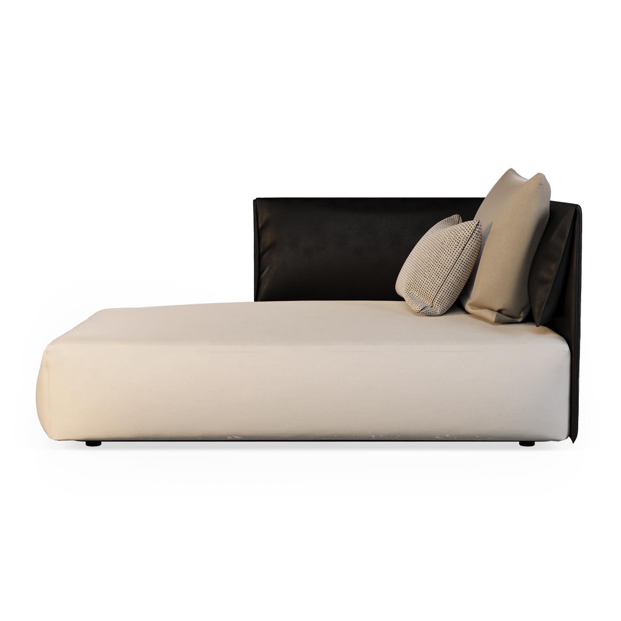 XXI secolo e contemporaneo Elegante chaise longue da esterno in pelle in vendita