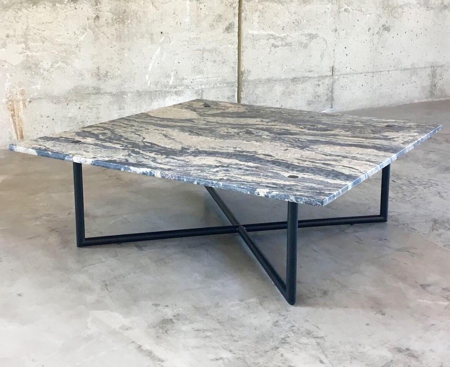 Moderne Table basse d'extérieur avec base en acier inoxydable noir et plateau carré en pierre adoucie en vente