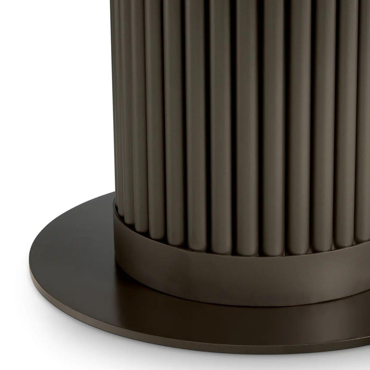 Bronzo Tavolino da caffè per esterni - Finitura bronzo e piano in ceramica grigia in vendita