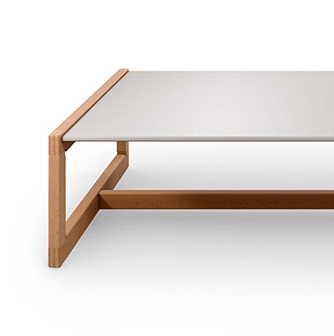 Table basse d'extérieur qui invite à la compagnie, conçue pour des journées de plaisir en plein air vécues dans le confort, entourées de la chaleur du bois naturel et de l'élégance du design.

Une table basse d'extérieur sophistiquée dont l'élégance