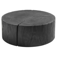 Mesa baja de exterior tallada en un solo bloque de cedro perfumado, acabado vulcano