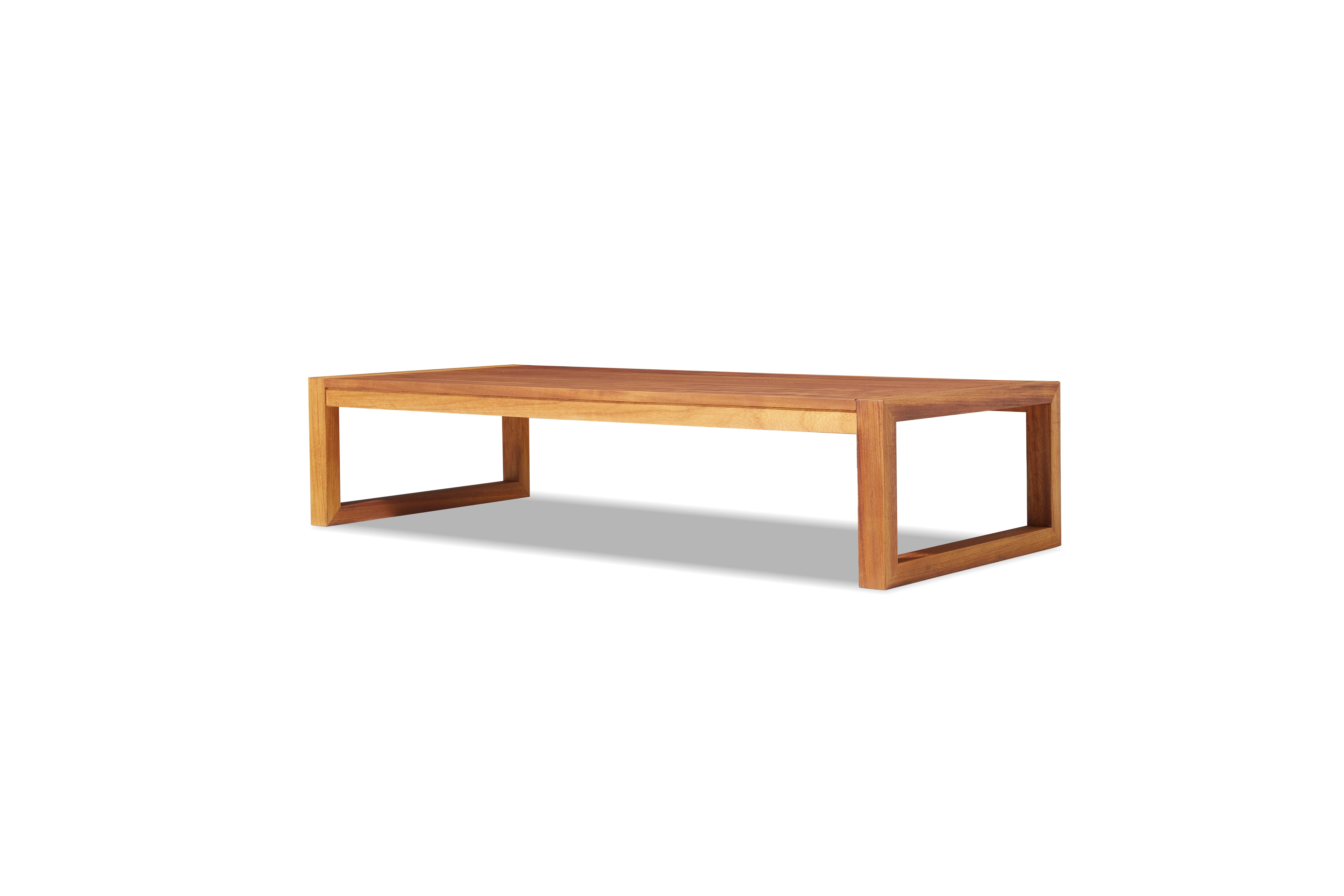 Faisant partie de la collection Gusto, la table basse Gusto allie la chaleur naturelle du bois d'Iroko à un design épuré et intemporel. Avec ses lignes audacieuses et sa forme solide, il apporte à la fois élégance et fonctionnalité aux espaces de