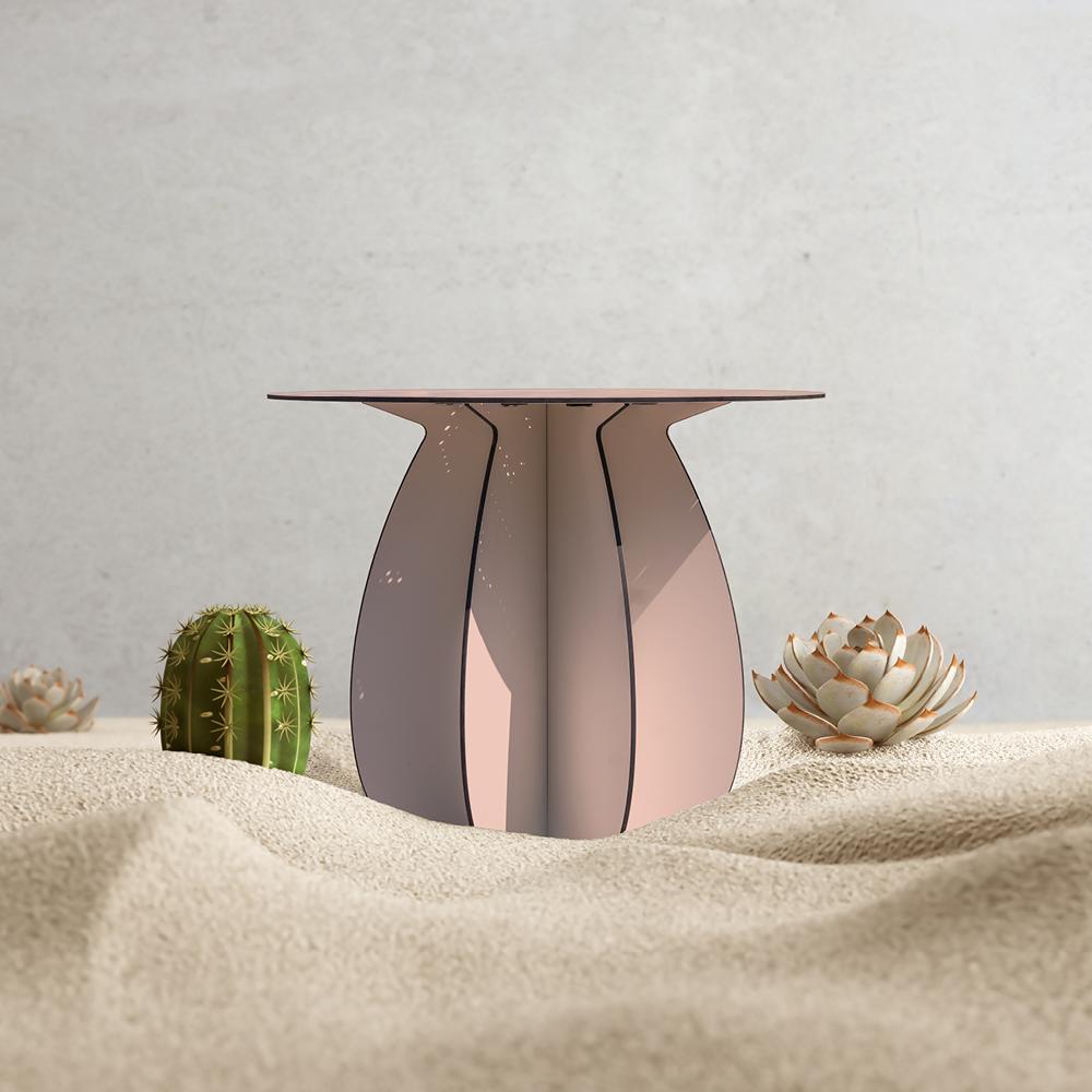 Ibride s'est associée à la designer Florence Bourel pour créer Gardenia, un trio de tables basses dont les pieds s'inspirent de l'univers des cactus. Semblables aux plantes qui les ont inspirées, ces tables conviennent aussi bien à un balcon qu'à un