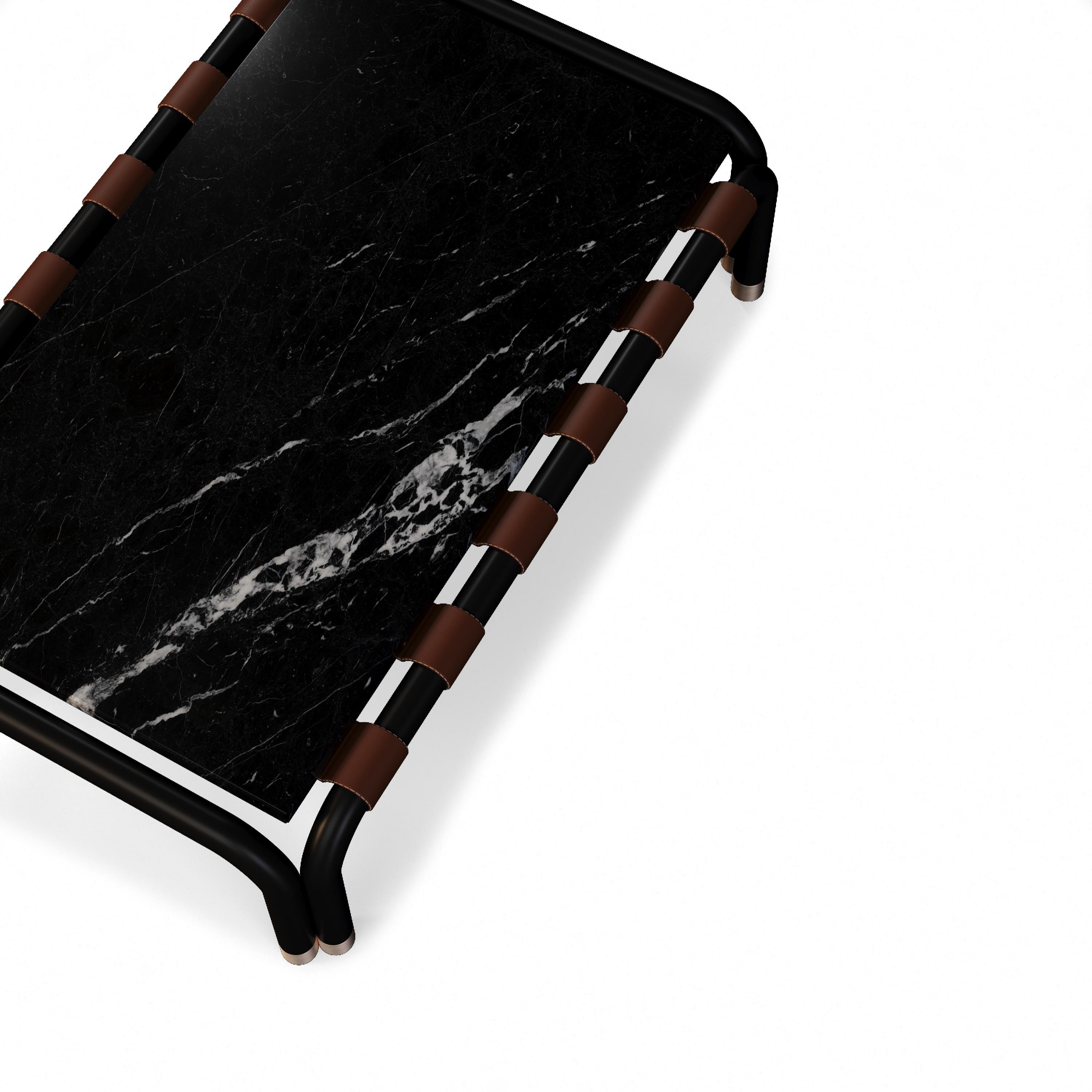 Mesa baja de exterior con tapa de mármol y tiras de cuero Moderno en venta
