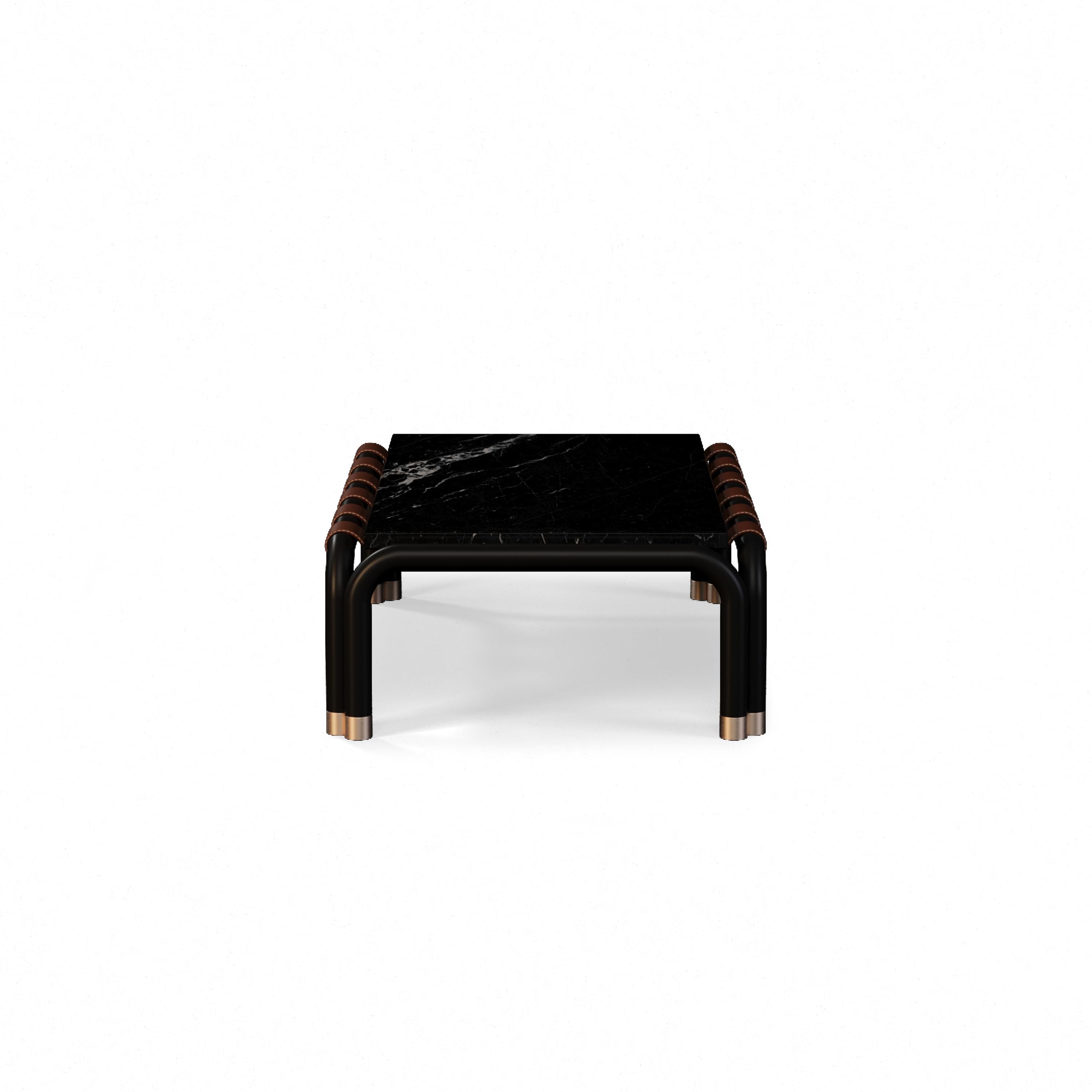 Mesa baja de exterior con tapa de mármol y tiras de cuero Portugués en venta