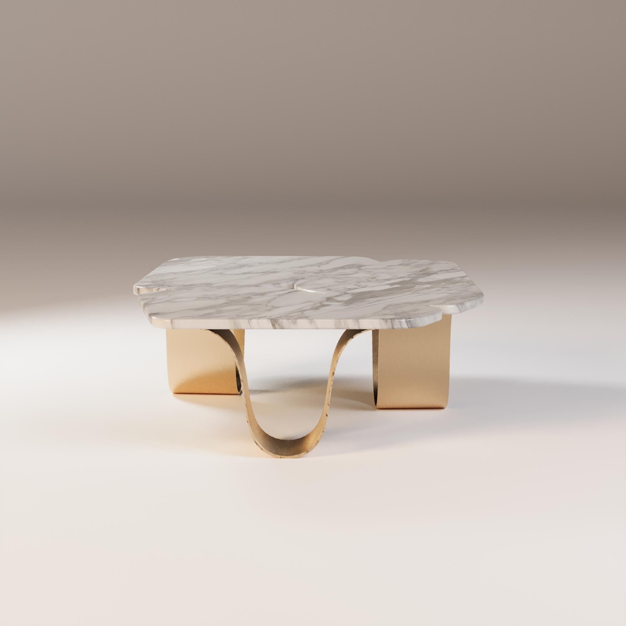 Table basse Kai 

La table basse d'extérieur Kai combine le design avec des formes légères et ondulées, en utilisant des matériaux tels que le marbre et l'acier inoxydable avec des finitions haut de gamme, ce qui la rend visuellement attrayante. Une