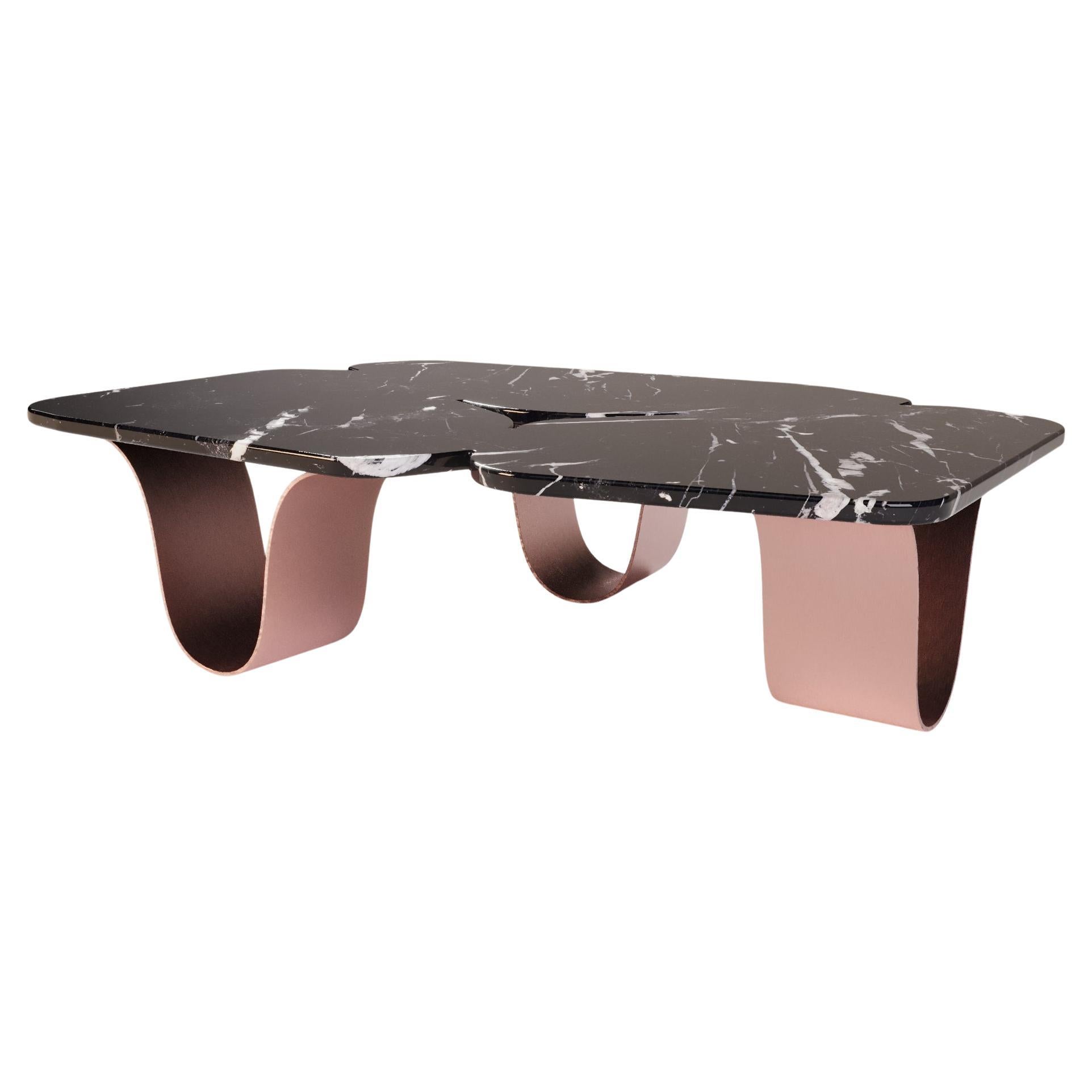Couchtisch für Terrassen mit Nero Marquina-Marmorplatte und Kupferbeinen
