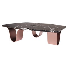 Couchtisch für Terrassen mit Nero Marquina-Marmorplatte und Kupferbeinen