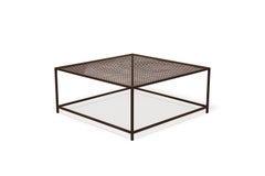 Mesa baja de exterior con revestimiento en polvo de óxido