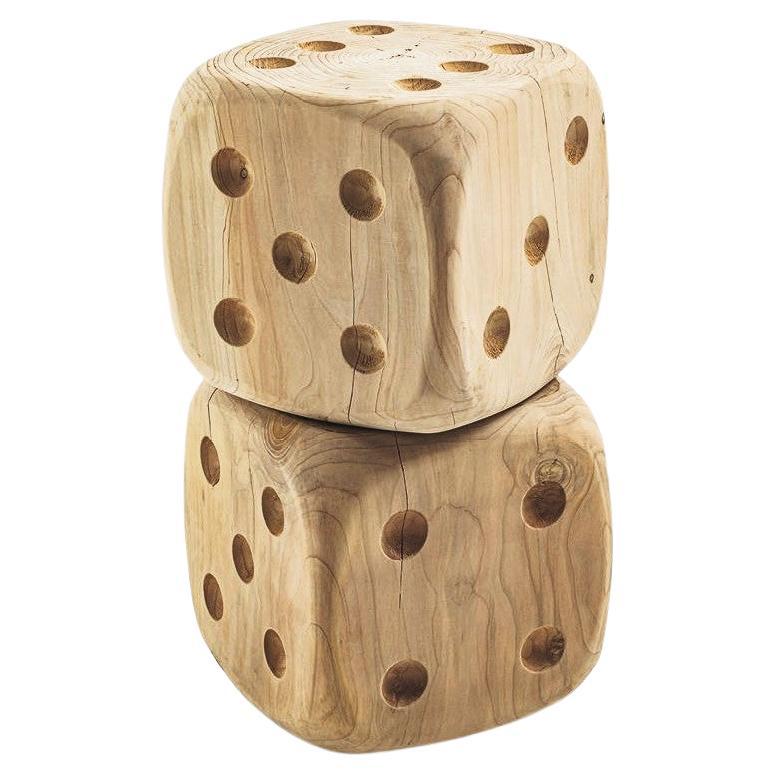 Taburetes de colección para exterior tallados en un solo bloque de cedro aromático
